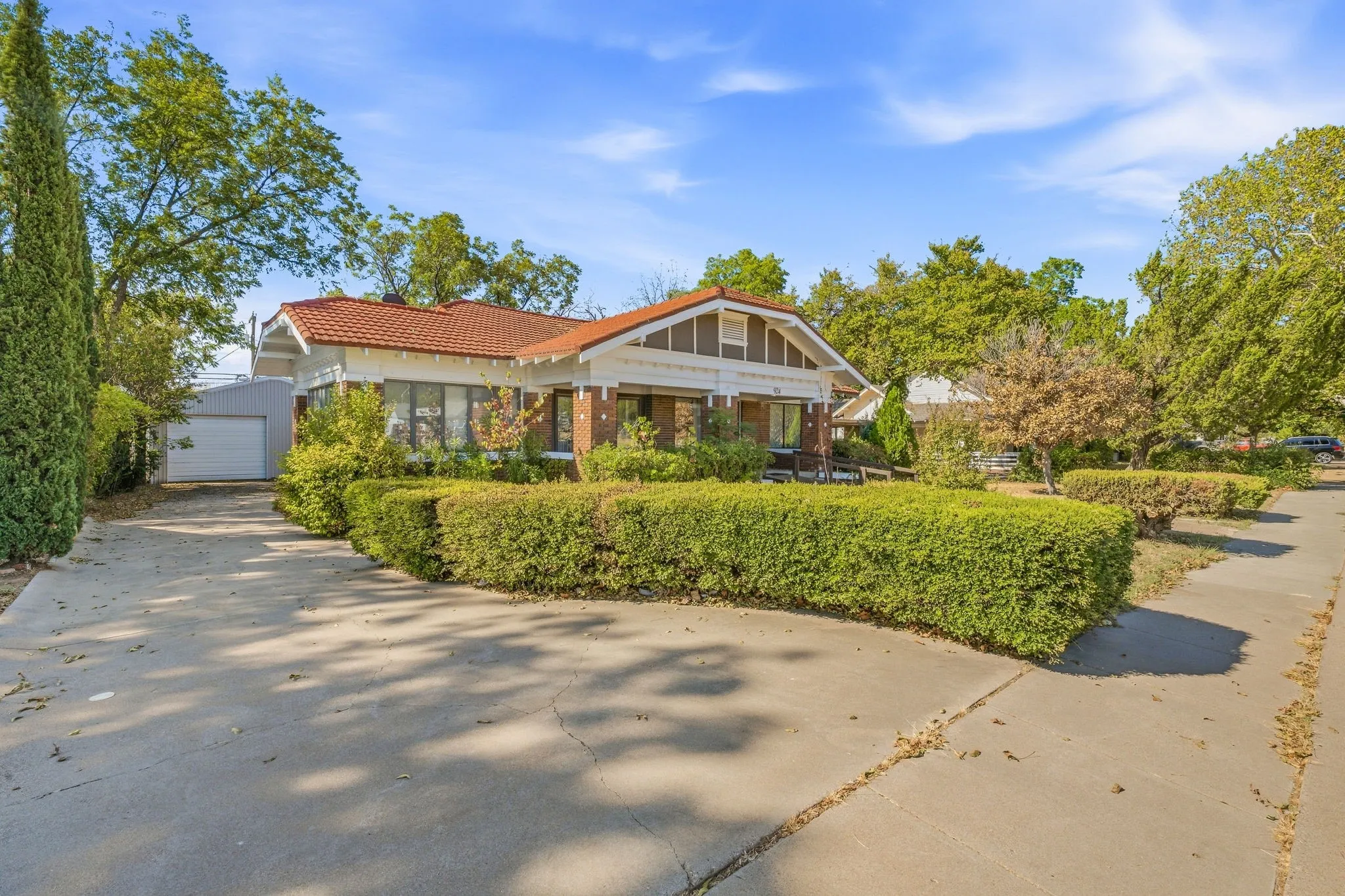 Single Family Residence For Sale in Young County , 924 4th Street, Graham, Texas 76450, 4 Bedroom, 2 Bathroom, 1 Garage spaces, 2,121 Sqft, built in 1955, mls#21399436, Real Estate Agent in Graham, Homes For Sale in Young county, Homes For Sale in Graham, Realtor in Graham Texas, Real Estate Brokerage Independent Realty Texas, Luminita Cordes Realtor