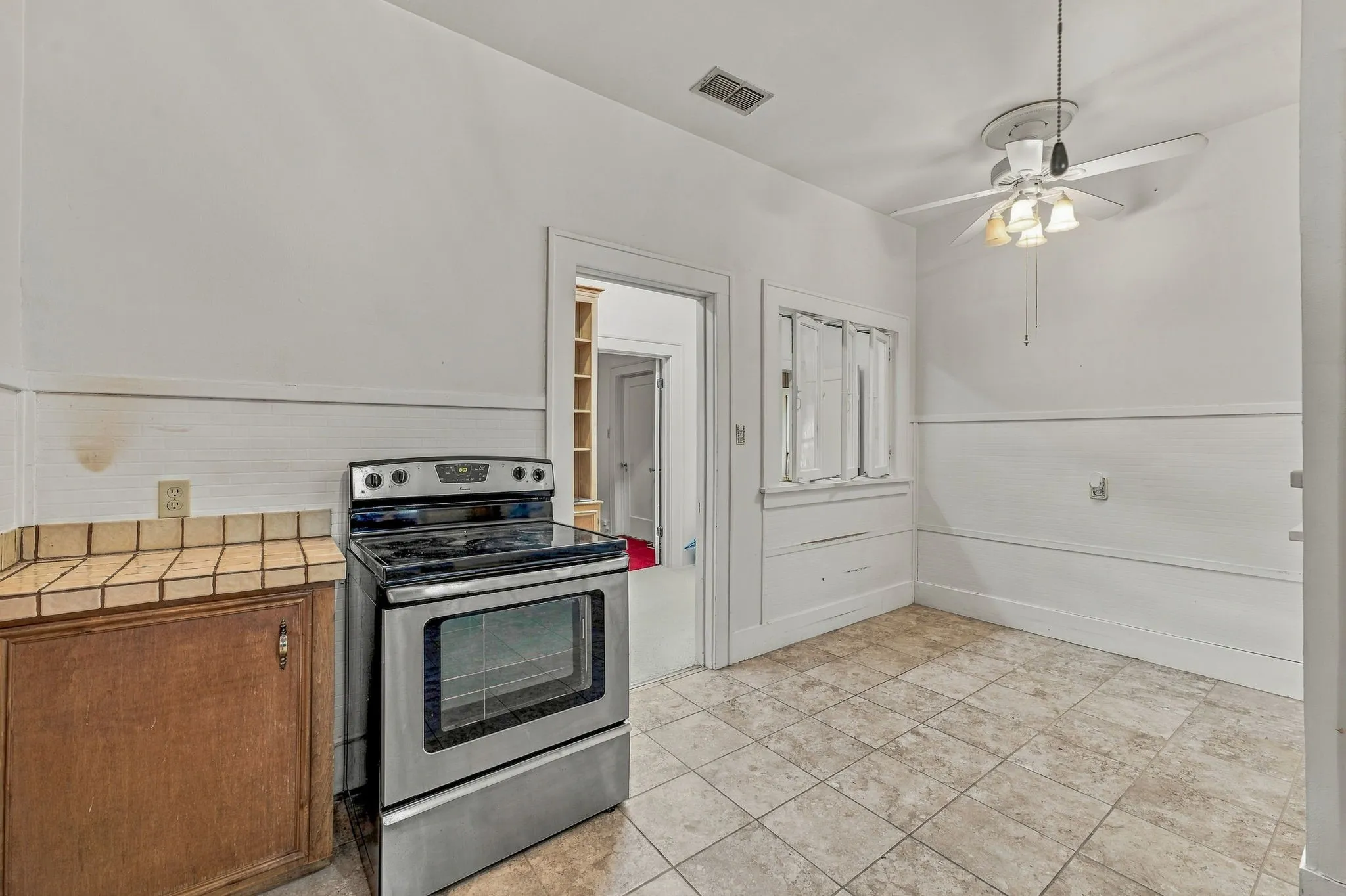 Single Family Residence For Sale in Young County , 924 4th Street, Graham, Texas 76450, 4 Bedroom, 2 Bathroom, 1 Garage spaces, 2,121 Sqft, built in 1955, mls#21399436, Real Estate Agent in Graham, Homes For Sale in Young county, Homes For Sale in Graham, Realtor in Graham Texas, Real Estate Brokerage Independent Realty Texas, Luminita Cordes Realtor