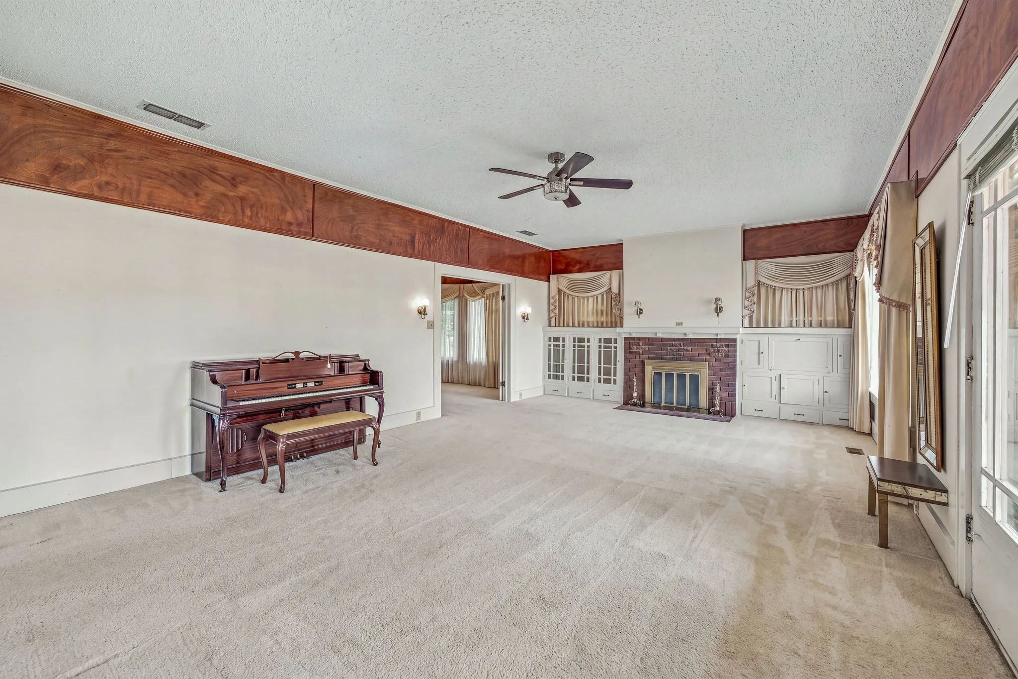 Single Family Residence For Sale in Young County , 924 4th Street, Graham, Texas 76450, 4 Bedroom, 2 Bathroom, 1 Garage spaces, 2,121 Sqft, built in 1955, mls#21399436, Real Estate Agent in Graham, Homes For Sale in Young county, Homes For Sale in Graham, Realtor in Graham Texas, Real Estate Brokerage Independent Realty Texas, Luminita Cordes Realtor
