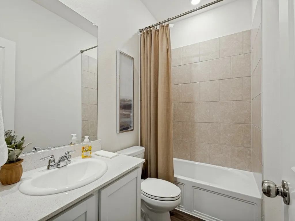 Nice shared bathroom for the secondary bedrooms.