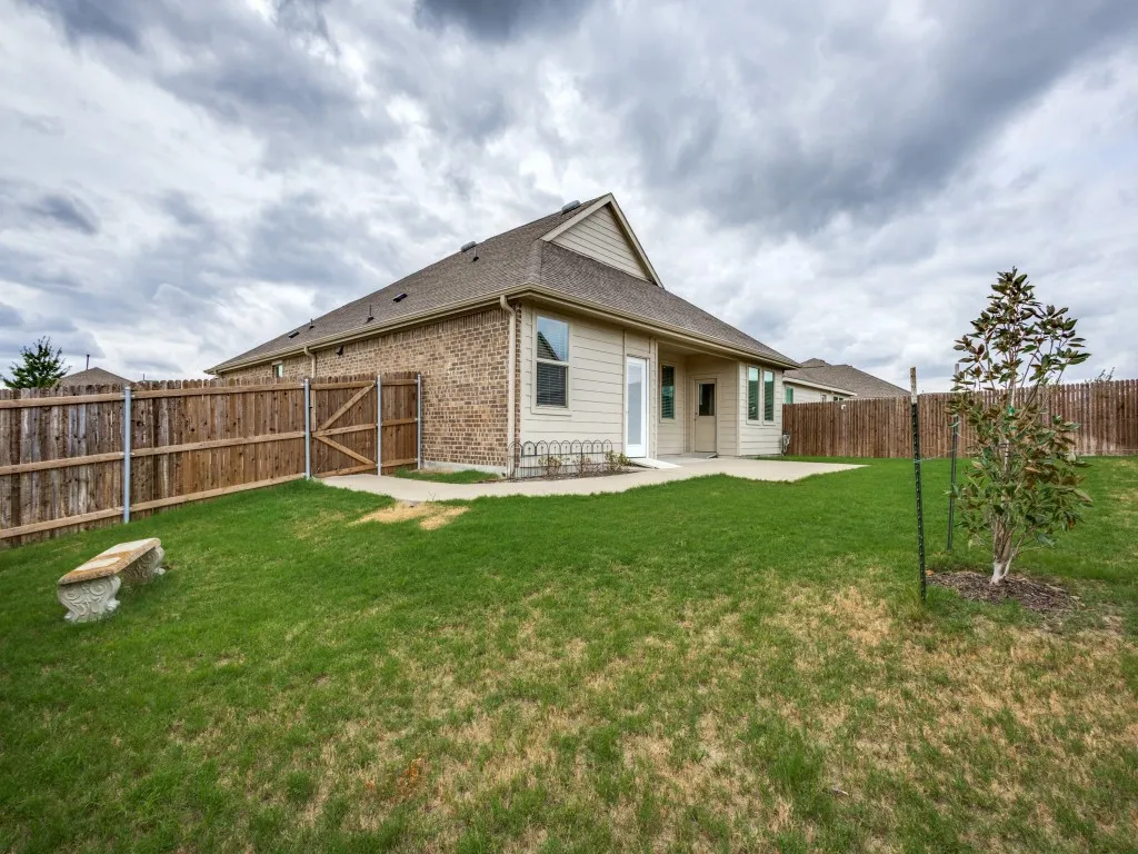 Great sized backyard with plenty of room!