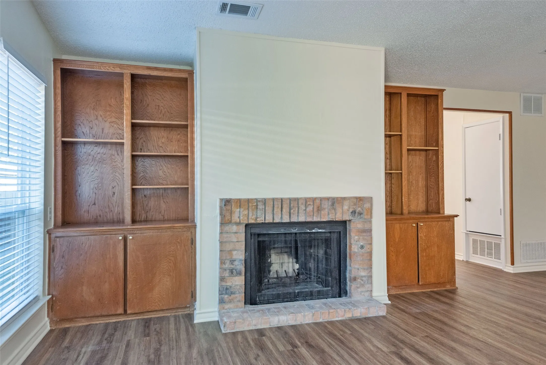 Duplex For Rent in Dallas County , 6490 Argo Street, Dallas, Texas 75214, 2 Bedroom, 2 Bathroom, 1 Garage spaces, 1,090 Sqft, built in 1983, mls#21402692, Real Estate Agent in Dallas, Homes For Rent in Dallas county, Homes For Rent in Dallas, Realtor in Dallas Texas, Real Estate Brokerage Independent Realty Texas, Luminita Cordes Realtor