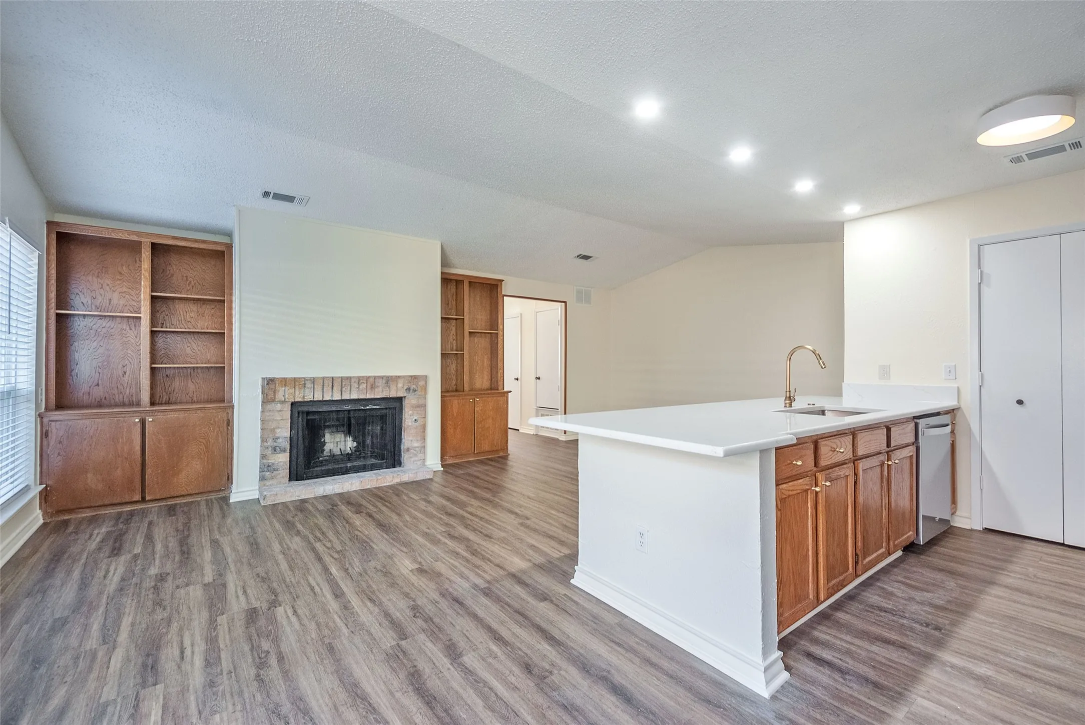 Duplex For Rent in Dallas County , 6490 Argo Street, Dallas, Texas 75214, 2 Bedroom, 2 Bathroom, 1 Garage spaces, 1,090 Sqft, built in 1983, mls#21402692, Real Estate Agent in Dallas, Homes For Rent in Dallas county, Homes For Rent in Dallas, Realtor in Dallas Texas, Real Estate Brokerage Independent Realty Texas, Luminita Cordes Realtor