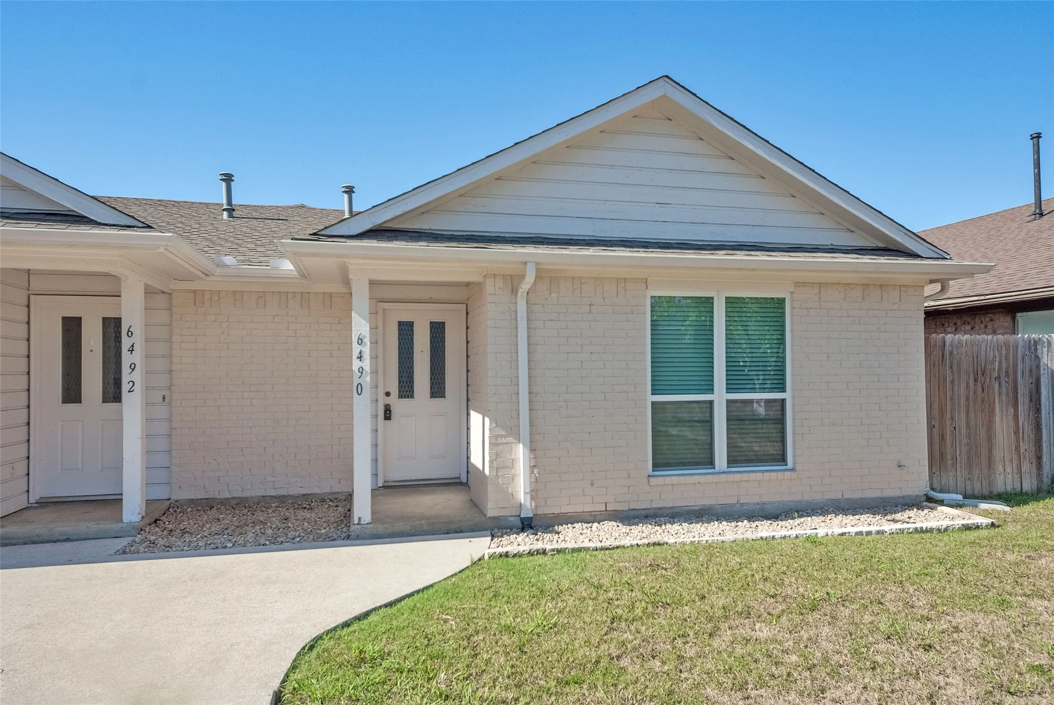 Duplex For Rent in Dallas County , 6490 Argo Street, Dallas, Texas 75214, 2 Bedroom, 2 Bathroom, 1 Garage spaces, 1,090 Sqft, built in 1983, mls#21402692, Real Estate Agent in Dallas, Homes For Rent in Dallas county, Homes For Rent in Dallas, Realtor in Dallas Texas, Real Estate Brokerage Independent Realty Texas, Luminita Cordes Realtor