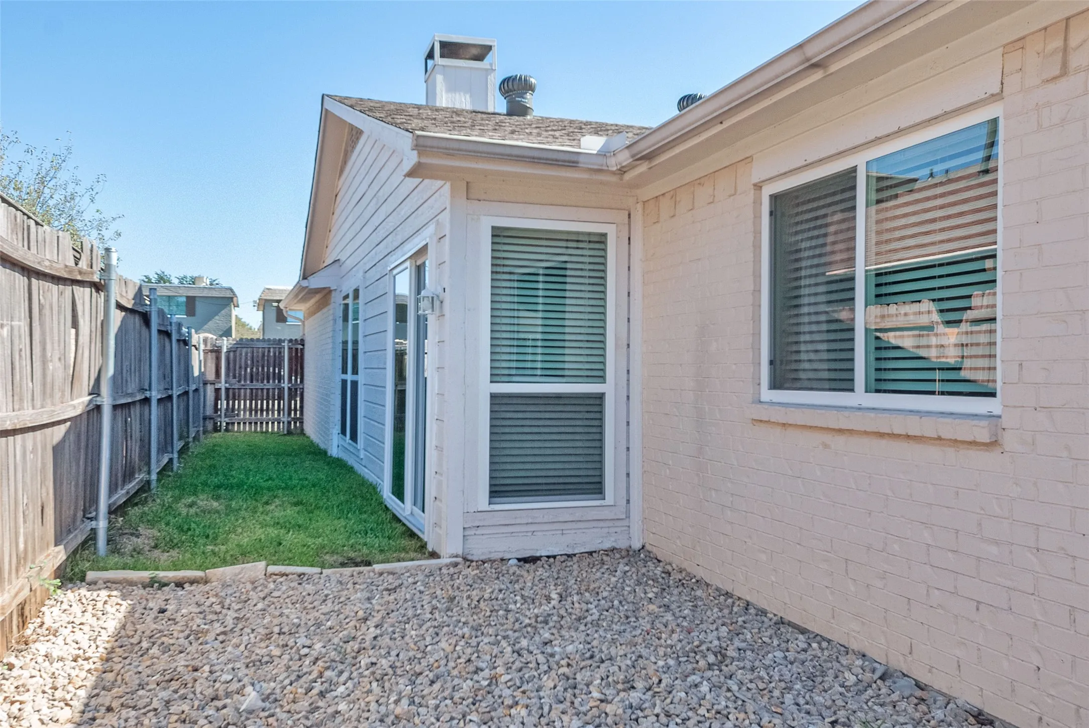 Duplex For Rent in Dallas County , 6490 Argo Street, Dallas, Texas 75214, 2 Bedroom, 2 Bathroom, 1 Garage spaces, 1,090 Sqft, built in 1983, mls#21402692, Real Estate Agent in Dallas, Homes For Rent in Dallas county, Homes For Rent in Dallas, Realtor in Dallas Texas, Real Estate Brokerage Independent Realty Texas, Luminita Cordes Realtor