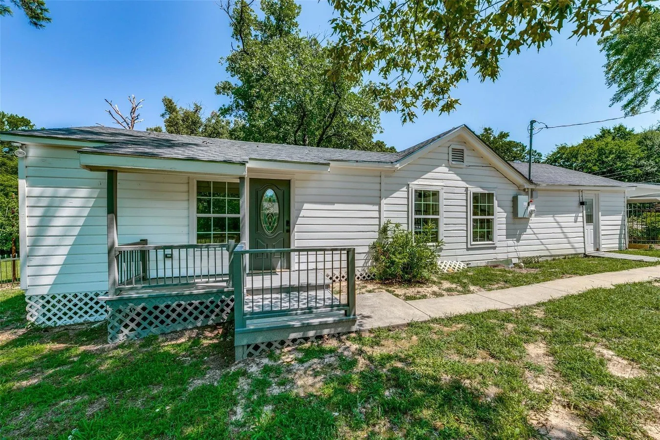 Single Family Residence For Rent in Henderson County , 722 1/2 S Prarieville, Athens, Texas 75751, 2 Bedroom, 1 Bathroom, Garage spaces, 1,043 Sqft, built in 1951, mls#21402722, Real Estate Agent in Athens, Homes For Rent in Henderson county, Homes For Rent in Athens, Realtor in Athens Texas, Real Estate Brokerage Independent Realty Texas, Luminita Cordes Realtor