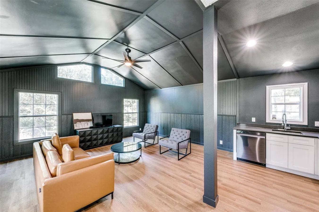 Single Family Residence For Rent in Henderson County , 722 1/2 S Prarieville, Athens, Texas 75751, 2 Bedroom, 1 Bathroom, Garage spaces, 1,043 Sqft, built in 1951, mls#21402722, Real Estate Agent in Athens, Homes For Rent in Henderson county, Homes For Rent in Athens, Realtor in Athens Texas, Real Estate Brokerage Independent Realty Texas, Luminita Cordes Realtor