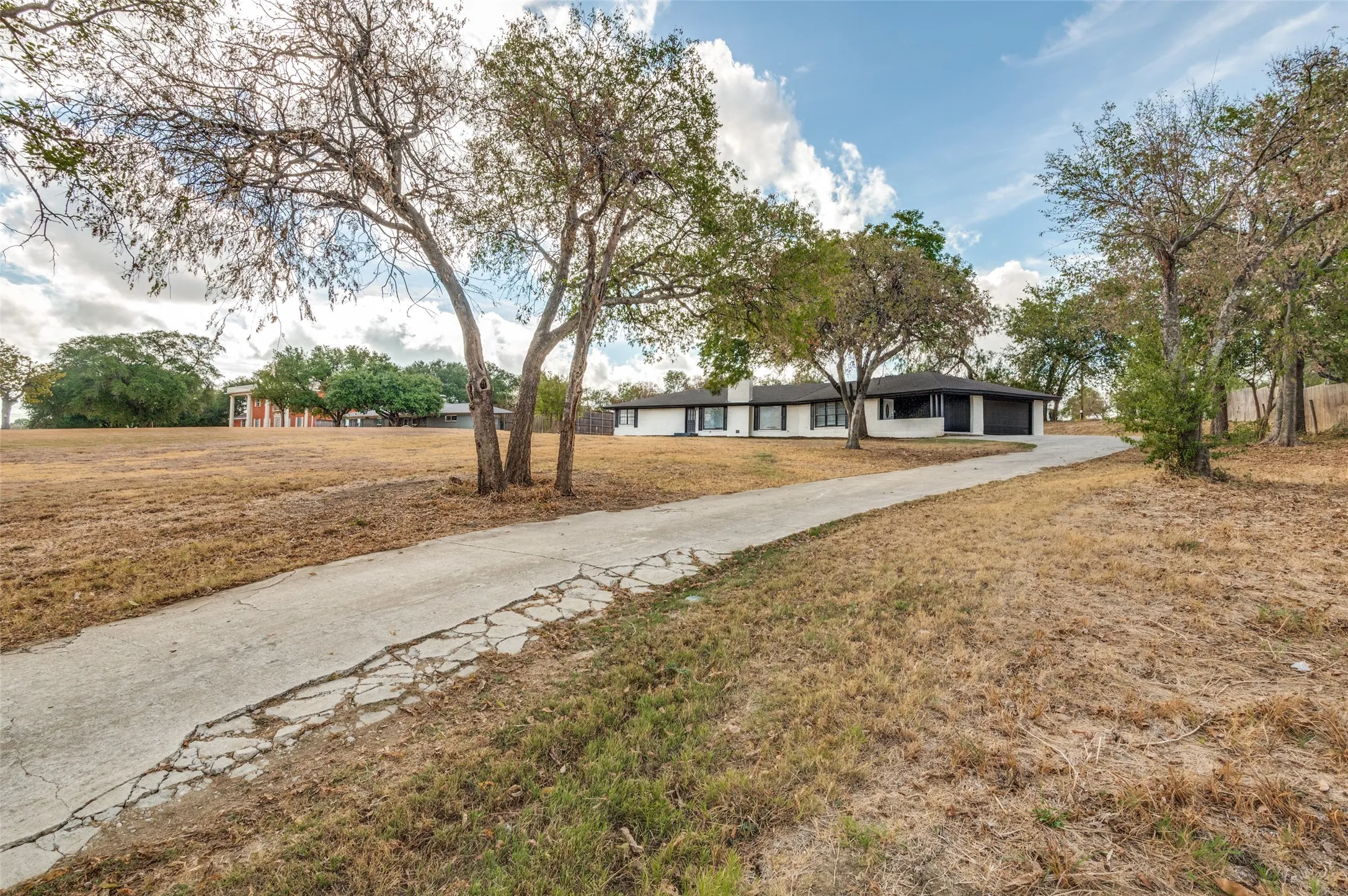 Single Family Residence For Sale in Dallas County , 325 Crescent Drive, Grand Prairie, Texas 75050, 4 Bedroom, 2 Bathroom, 2 Garage spaces, 2,609 Sqft, built in 1957, mls#21402683, Real Estate Agent in Grand Prairie, Homes For Sale in Dallas county, Homes For Sale in Grand Prairie, Realtor in Grand Prairie Texas, Real Estate Brokerage Independent Realty Texas, Luminita Cordes Realtor