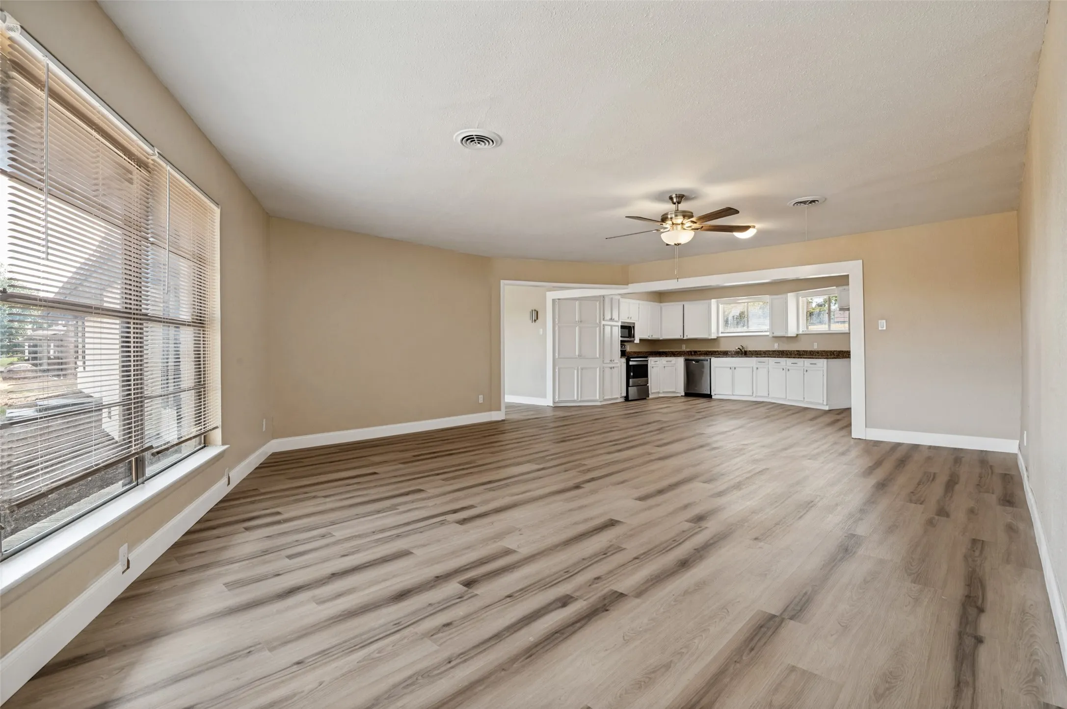 Single Family Residence For Sale in Dallas County , 325 Crescent Drive, Grand Prairie, Texas 75050, 4 Bedroom, 2 Bathroom, 2 Garage spaces, 2,609 Sqft, built in 1957, mls#21402683, Real Estate Agent in Grand Prairie, Homes For Sale in Dallas county, Homes For Sale in Grand Prairie, Realtor in Grand Prairie Texas, Real Estate Brokerage Independent Realty Texas, Luminita Cordes Realtor