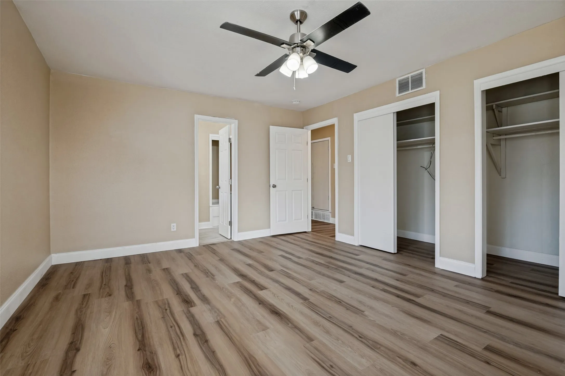 Single Family Residence For Sale in Dallas County , 325 Crescent Drive, Grand Prairie, Texas 75050, 4 Bedroom, 2 Bathroom, 2 Garage spaces, 2,609 Sqft, built in 1957, mls#21402683, Real Estate Agent in Grand Prairie, Homes For Sale in Dallas county, Homes For Sale in Grand Prairie, Realtor in Grand Prairie Texas, Real Estate Brokerage Independent Realty Texas, Luminita Cordes Realtor