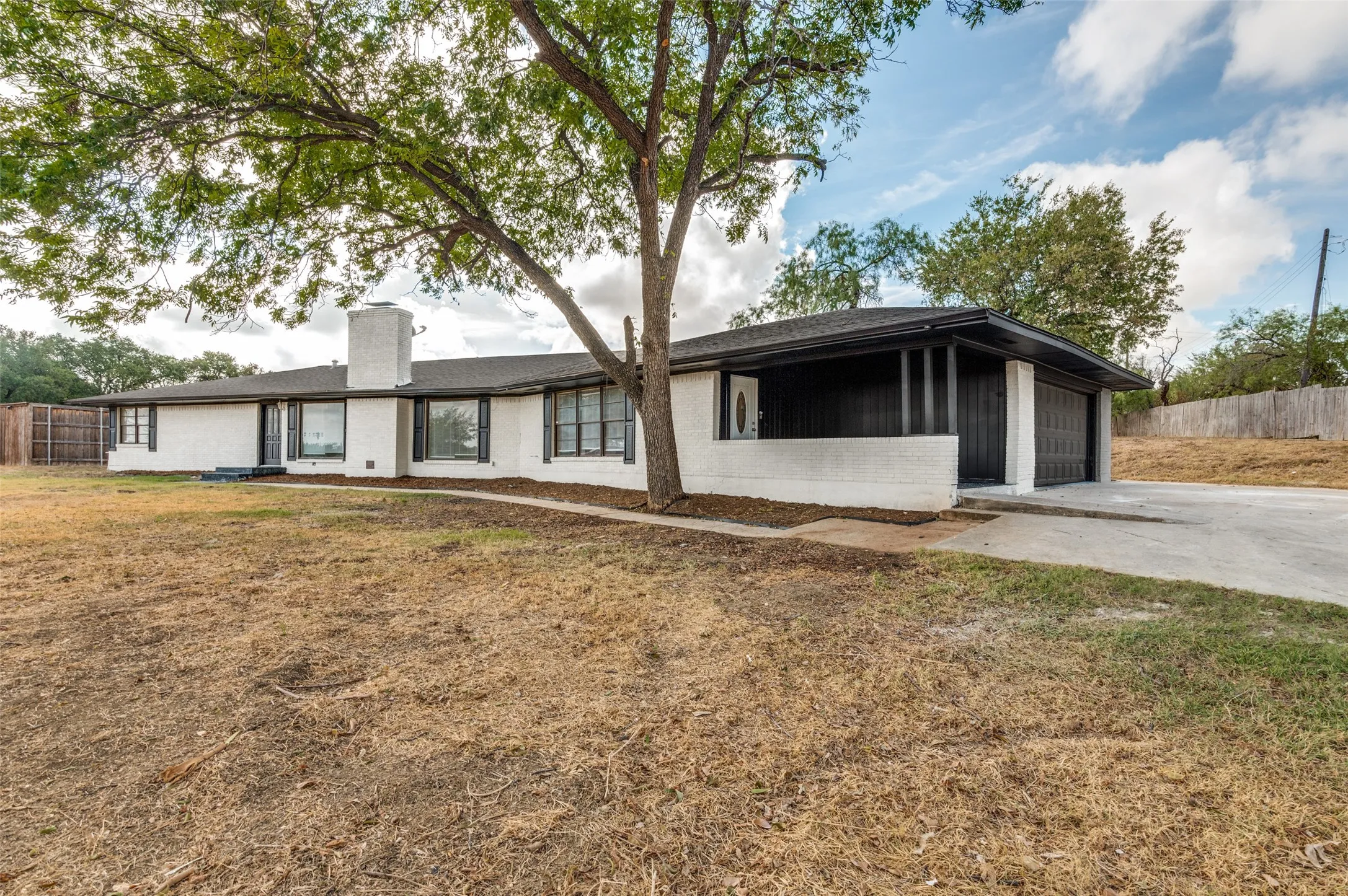 Single Family Residence For Sale in Dallas County , 325 Crescent Drive, Grand Prairie, Texas 75050, 4 Bedroom, 2 Bathroom, 2 Garage spaces, 2,609 Sqft, built in 1957, mls#21402683, Real Estate Agent in Grand Prairie, Homes For Sale in Dallas county, Homes For Sale in Grand Prairie, Realtor in Grand Prairie Texas, Real Estate Brokerage Independent Realty Texas, Luminita Cordes Realtor