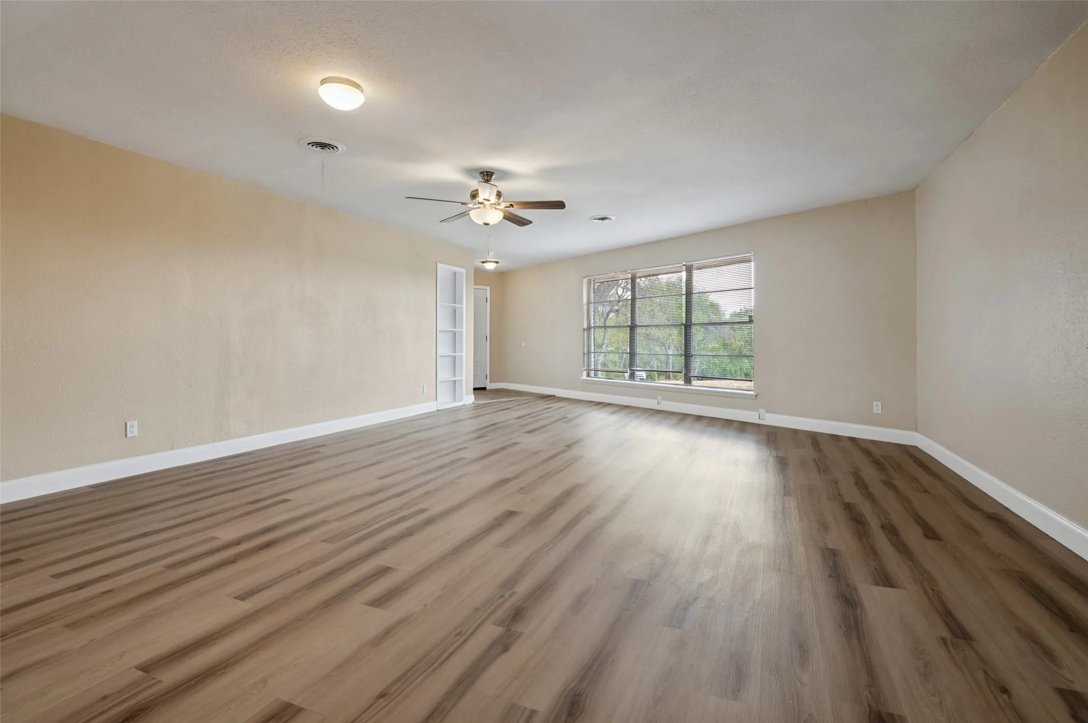 Single Family Residence For Sale in Dallas County , 325 Crescent Drive, Grand Prairie, Texas 75050, 4 Bedroom, 2 Bathroom, 2 Garage spaces, 2,609 Sqft, built in 1957, mls#21402683, Real Estate Agent in Grand Prairie, Homes For Sale in Dallas county, Homes For Sale in Grand Prairie, Realtor in Grand Prairie Texas, Real Estate Brokerage Independent Realty Texas, Luminita Cordes Realtor