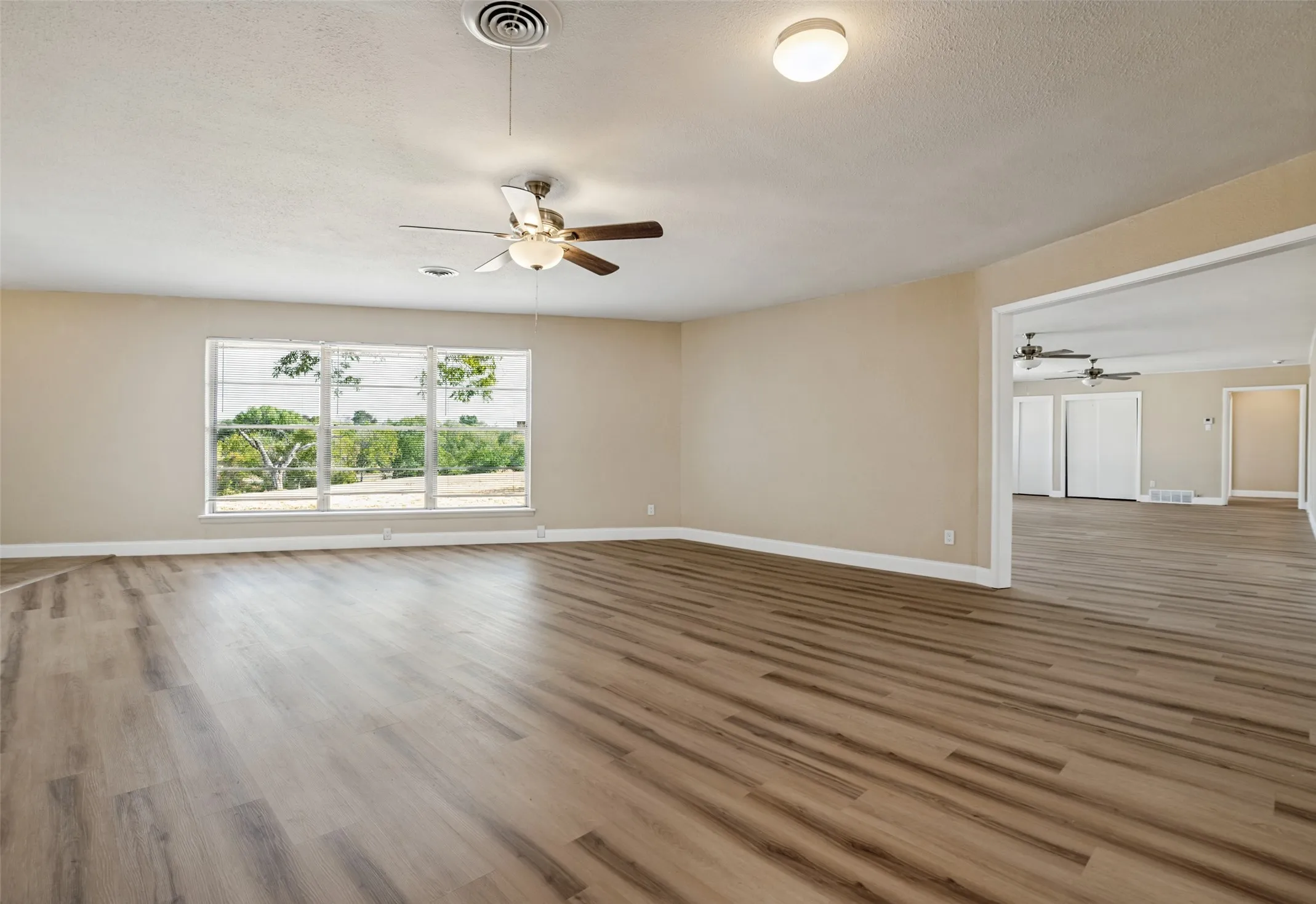 Single Family Residence For Sale in Dallas County , 325 Crescent Drive, Grand Prairie, Texas 75050, 4 Bedroom, 2 Bathroom, 2 Garage spaces, 2,609 Sqft, built in 1957, mls#21402683, Real Estate Agent in Grand Prairie, Homes For Sale in Dallas county, Homes For Sale in Grand Prairie, Realtor in Grand Prairie Texas, Real Estate Brokerage Independent Realty Texas, Luminita Cordes Realtor