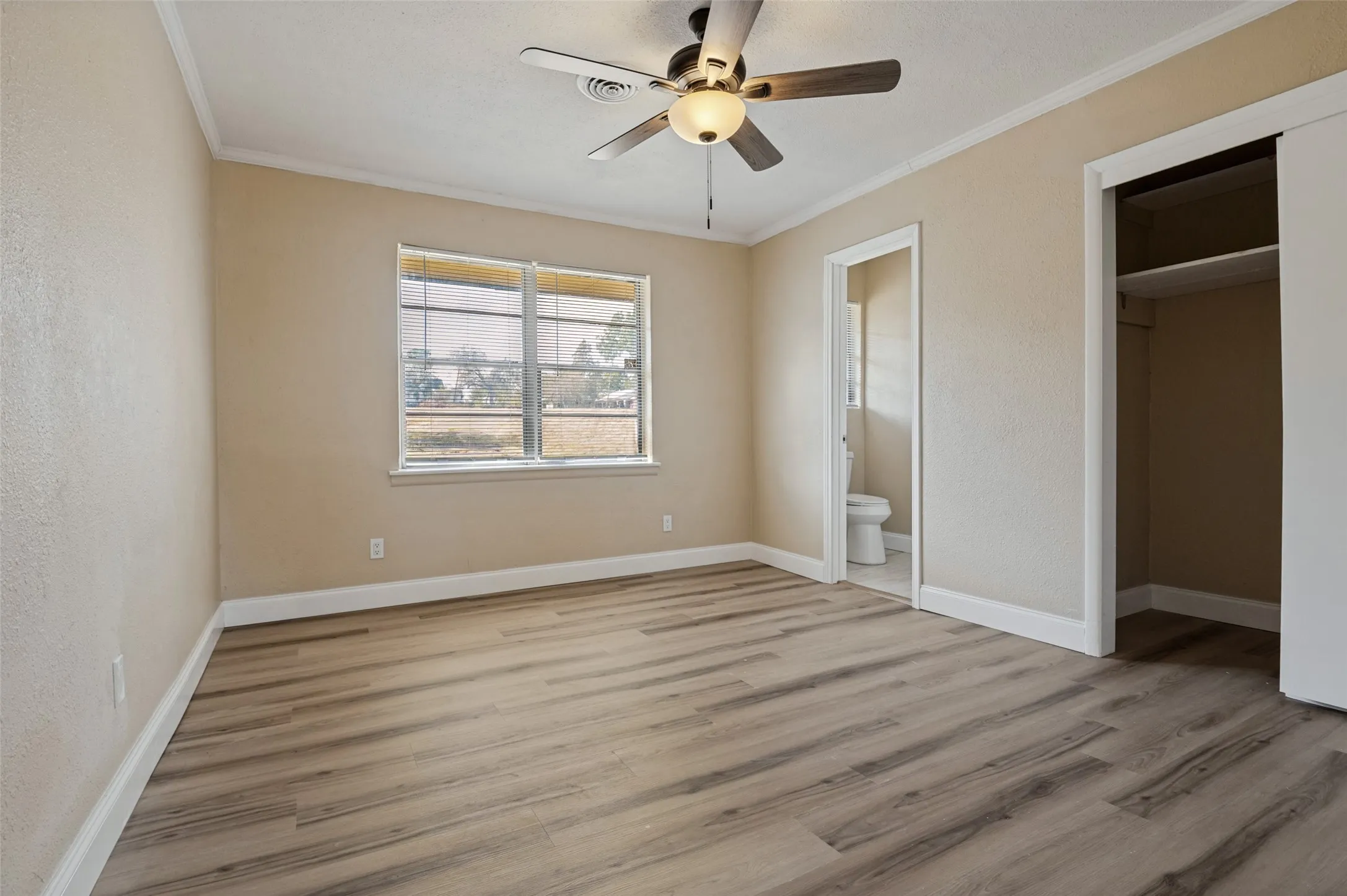 Single Family Residence For Sale in Dallas County , 325 Crescent Drive, Grand Prairie, Texas 75050, 4 Bedroom, 2 Bathroom, 2 Garage spaces, 2,609 Sqft, built in 1957, mls#21402683, Real Estate Agent in Grand Prairie, Homes For Sale in Dallas county, Homes For Sale in Grand Prairie, Realtor in Grand Prairie Texas, Real Estate Brokerage Independent Realty Texas, Luminita Cordes Realtor