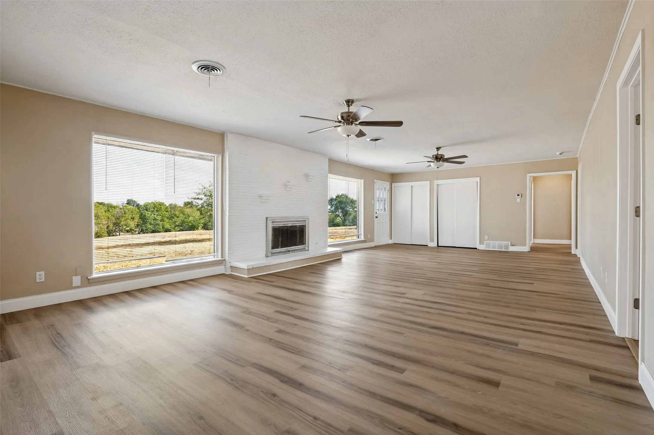 Single Family Residence For Sale in Dallas County , 325 Crescent Drive, Grand Prairie, Texas 75050, 4 Bedroom, 2 Bathroom, 2 Garage spaces, 2,609 Sqft, built in 1957, mls#21402683, Real Estate Agent in Grand Prairie, Homes For Sale in Dallas county, Homes For Sale in Grand Prairie, Realtor in Grand Prairie Texas, Real Estate Brokerage Independent Realty Texas, Luminita Cordes Realtor