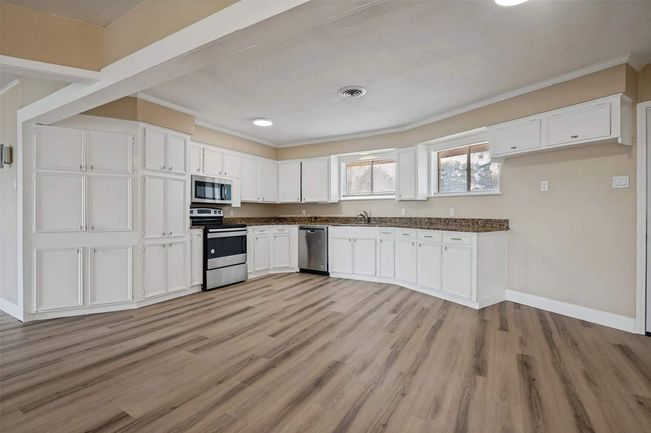 Single Family Residence For Sale in Dallas County , 325 Crescent Drive, Grand Prairie, Texas 75050, 4 Bedroom, 2 Bathroom, 2 Garage spaces, 2,609 Sqft, built in 1957, mls#21402683, Real Estate Agent in Grand Prairie, Homes For Sale in Dallas county, Homes For Sale in Grand Prairie, Realtor in Grand Prairie Texas, Real Estate Brokerage Independent Realty Texas, Luminita Cordes Realtor