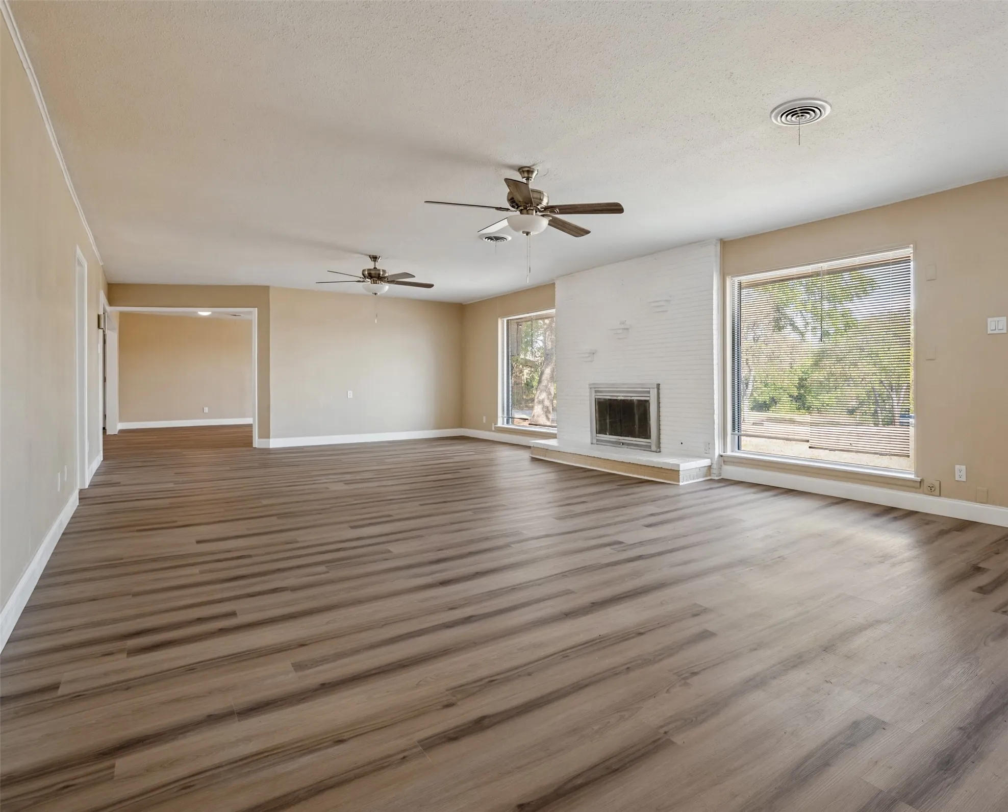 Single Family Residence For Sale in Dallas County , 325 Crescent Drive, Grand Prairie, Texas 75050, 4 Bedroom, 2 Bathroom, 2 Garage spaces, 2,609 Sqft, built in 1957, mls#21402683, Real Estate Agent in Grand Prairie, Homes For Sale in Dallas county, Homes For Sale in Grand Prairie, Realtor in Grand Prairie Texas, Real Estate Brokerage Independent Realty Texas, Luminita Cordes Realtor