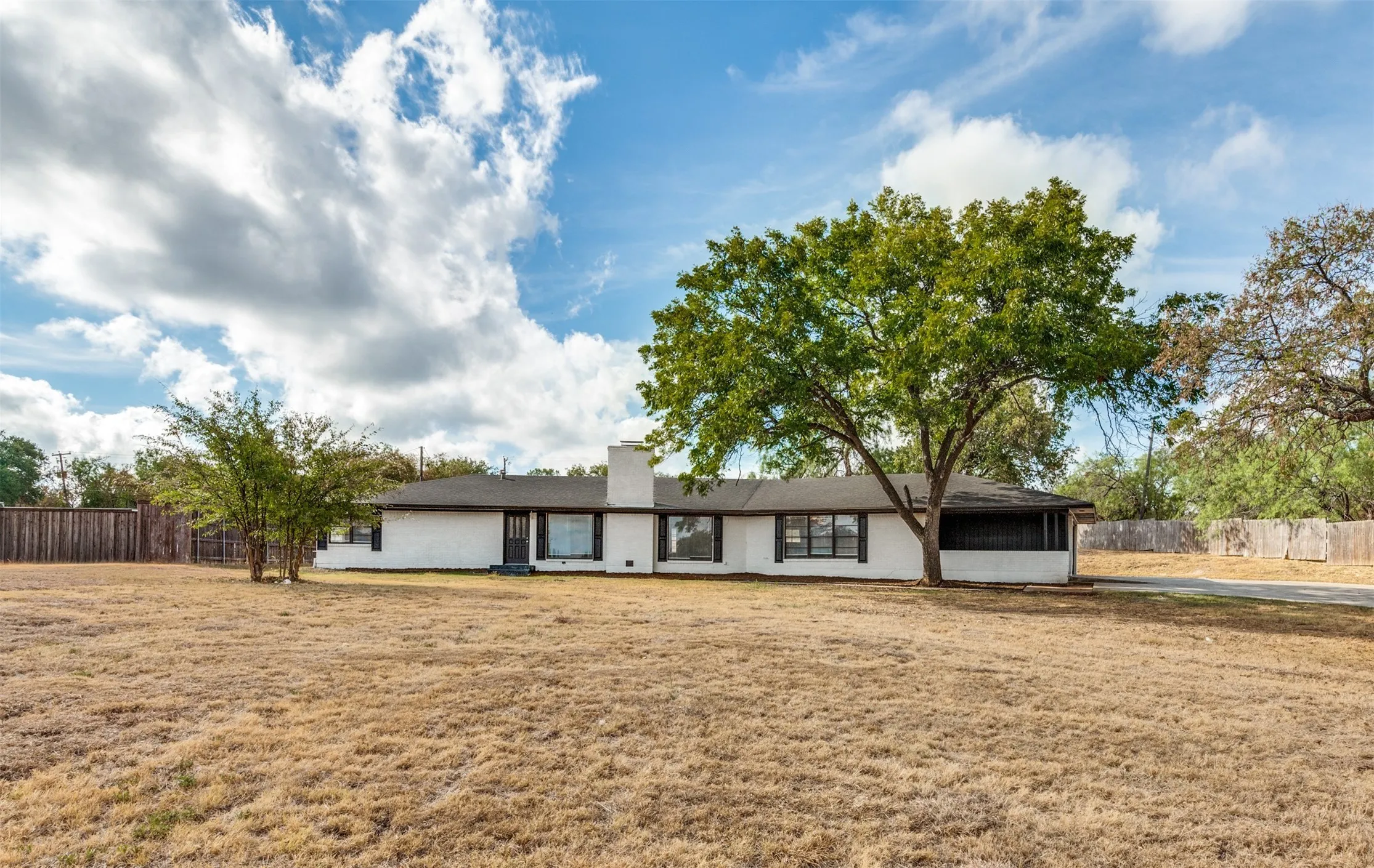 Single Family Residence For Sale in Dallas County , 325 Crescent Drive, Grand Prairie, Texas 75050, 4 Bedroom, 2 Bathroom, 2 Garage spaces, 2,609 Sqft, built in 1957, mls#21402683, Real Estate Agent in Grand Prairie, Homes For Sale in Dallas county, Homes For Sale in Grand Prairie, Realtor in Grand Prairie Texas, Real Estate Brokerage Independent Realty Texas, Luminita Cordes Realtor