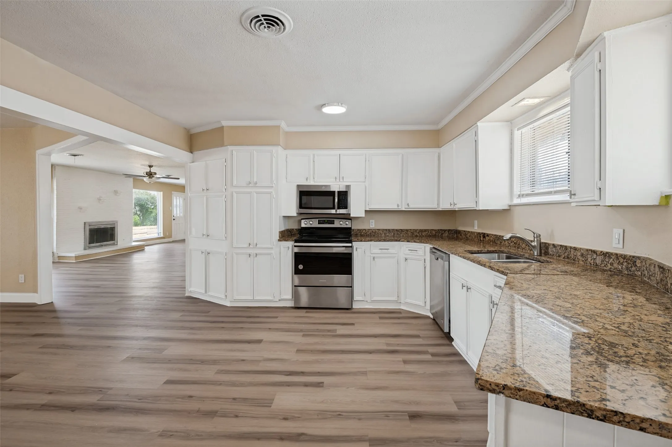 Single Family Residence For Sale in Dallas County , 325 Crescent Drive, Grand Prairie, Texas 75050, 4 Bedroom, 2 Bathroom, 2 Garage spaces, 2,609 Sqft, built in 1957, mls#21402683, Real Estate Agent in Grand Prairie, Homes For Sale in Dallas county, Homes For Sale in Grand Prairie, Realtor in Grand Prairie Texas, Real Estate Brokerage Independent Realty Texas, Luminita Cordes Realtor