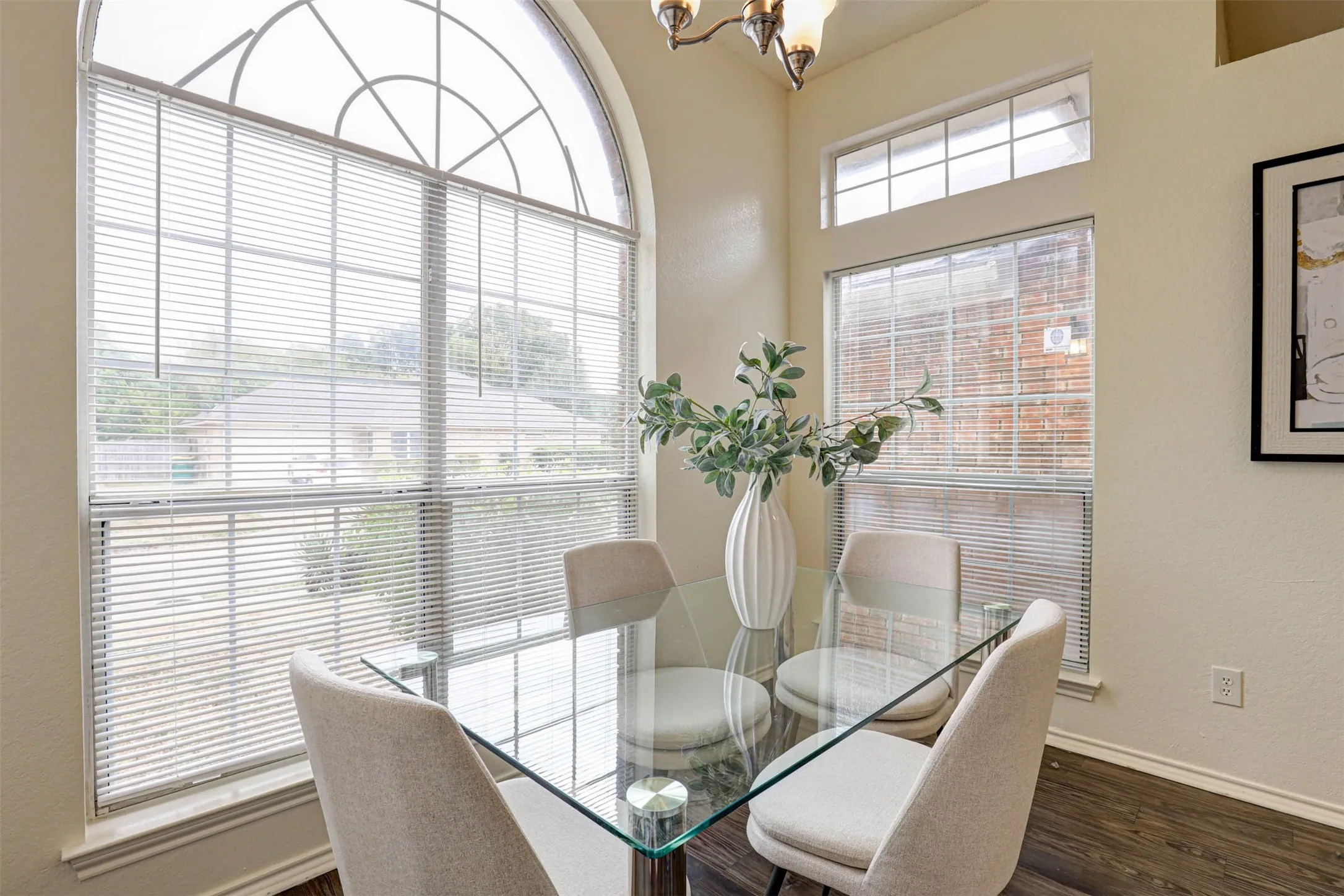 Lots of natural lighting in this sparkling breakfast area!