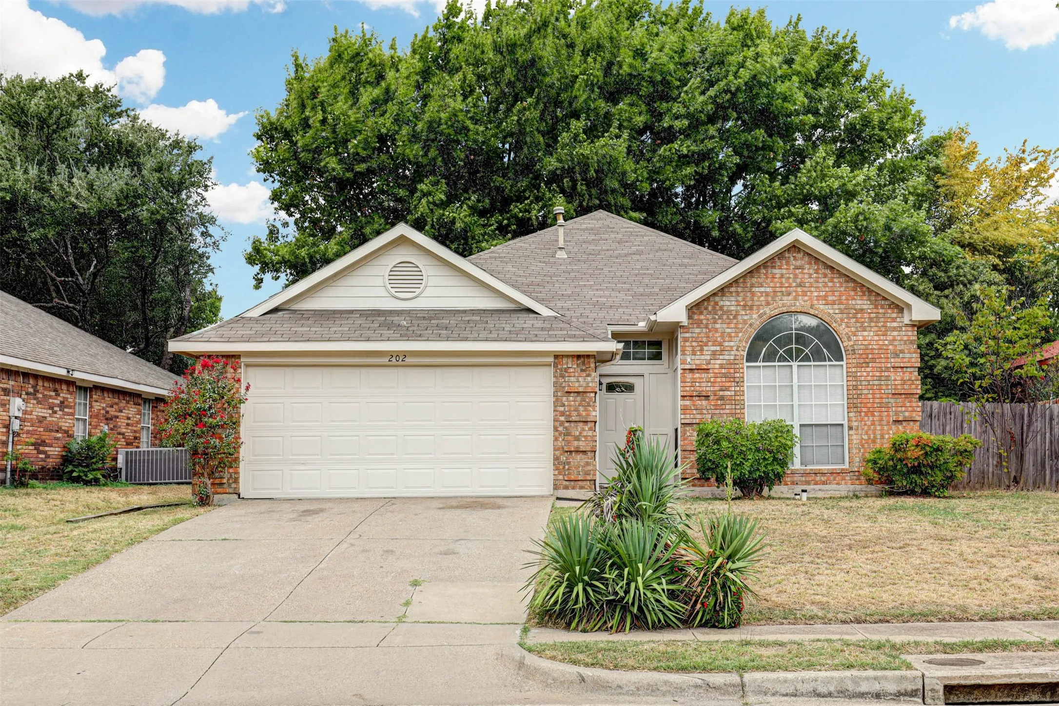 Single Family Residence For Sale in Dallas County , 202 Chamblin Drive, Cedar Hill, Texas 75104, 3 Bedroom, 2 Bathroom, 2 Garage spaces, 1,662 Sqft, built in 1987, mls#21401663, Real Estate Agent in Cedar Hill, Homes For Sale in Dallas county, Homes For Sale in Cedar Hill, Realtor in Cedar Hill Texas, Real Estate Brokerage Independent Realty Texas, Luminita Cordes Realtor
