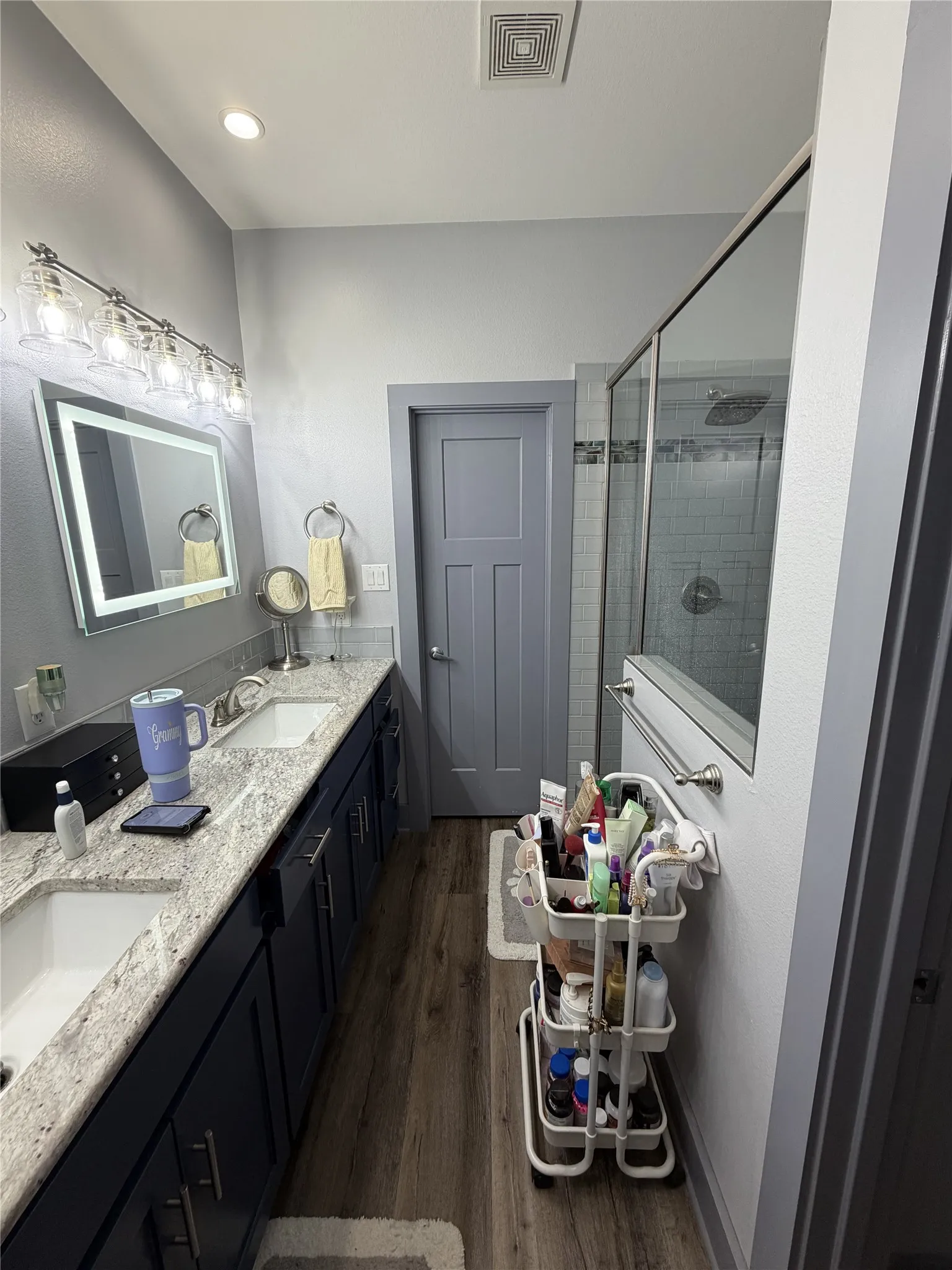 Dual vanity with undermount sinks and granite countertops