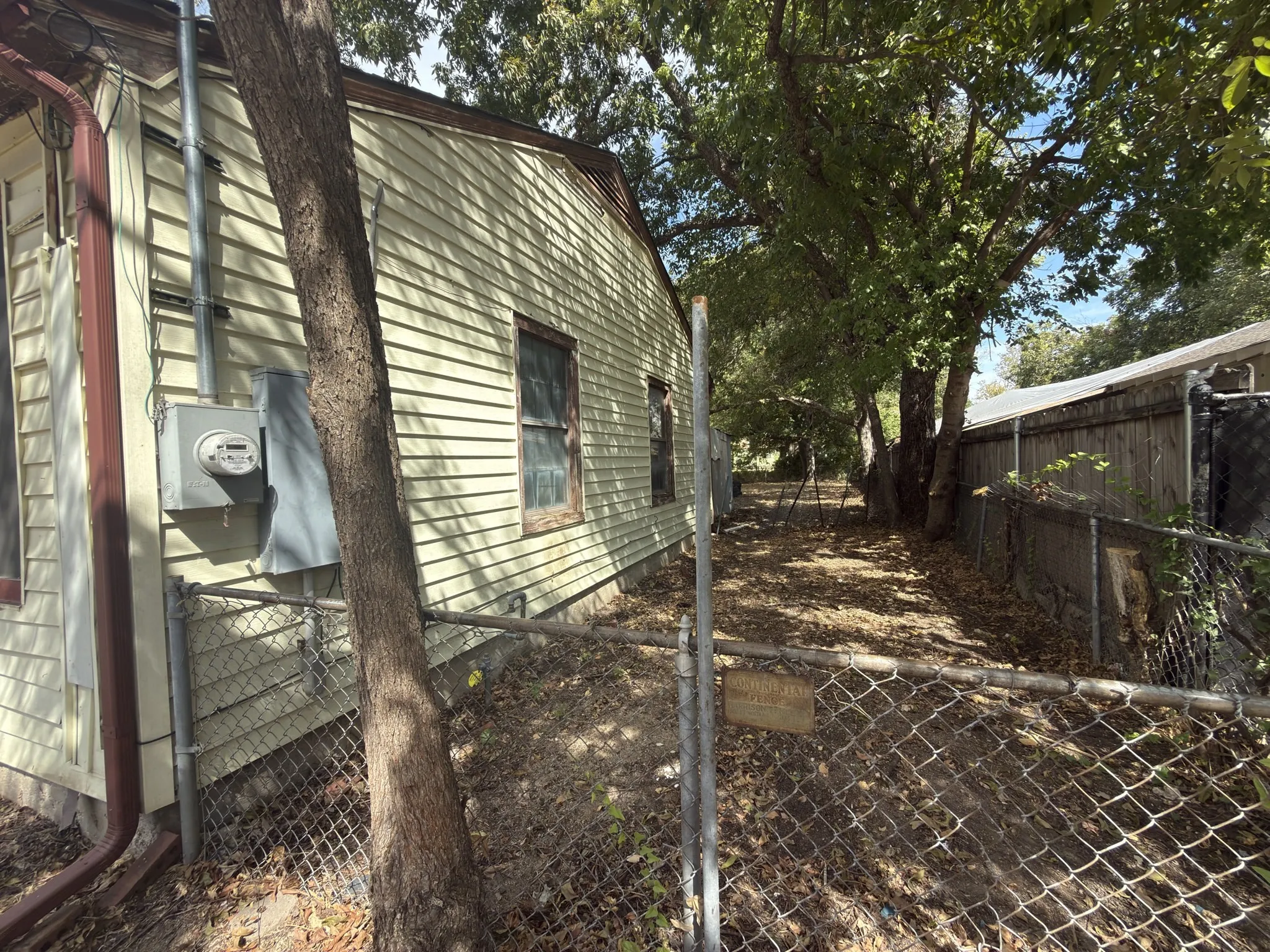 Single Family Residence For Sale in Dallas County , 8367 Transit Street, Dallas, Texas 75217, 2 Bedroom, 1 Bathroom, Garage spaces, 784 Sqft, built in 1949, mls#21402717, Real Estate Agent in Dallas, Homes For Sale in Dallas county, Homes For Sale in Dallas, Realtor in Dallas Texas, Real Estate Brokerage Independent Realty Texas, Luminita Cordes Realtor