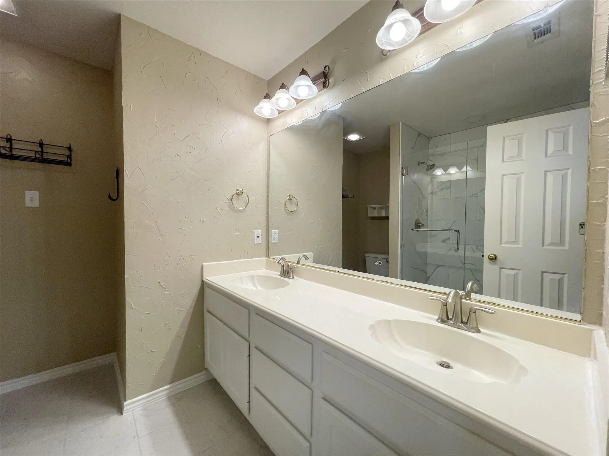 Single Family Residence For Rent in Collin County , 3816 Stockport Drive, Plano, Texas 75025, 4 Bedroom, 4 Bathroom, 2 Garage spaces, 3,158 Sqft, built in 1992, mls#21402747, Real Estate Agent in Plano, Homes For Rent in Collin county, Homes For Rent in Plano, Realtor in Plano Texas, Real Estate Brokerage Independent Realty Texas, Luminita Cordes Realtor