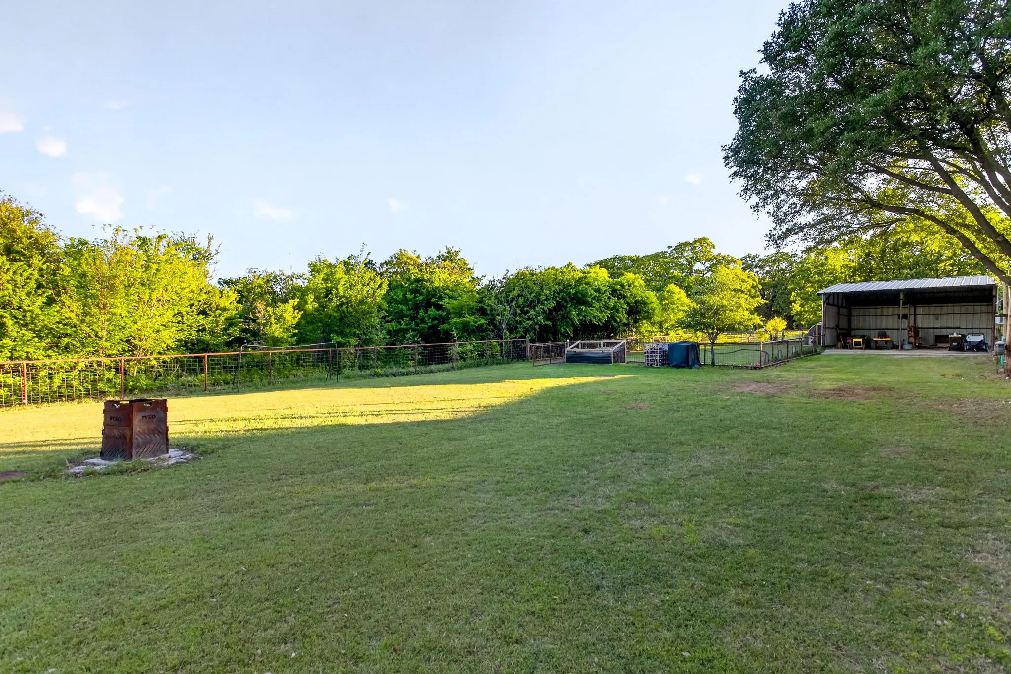 Y'all that's a big 24x24 pole barn...and there's a chicken yard beside it...and a metal pyro box. And beauty!