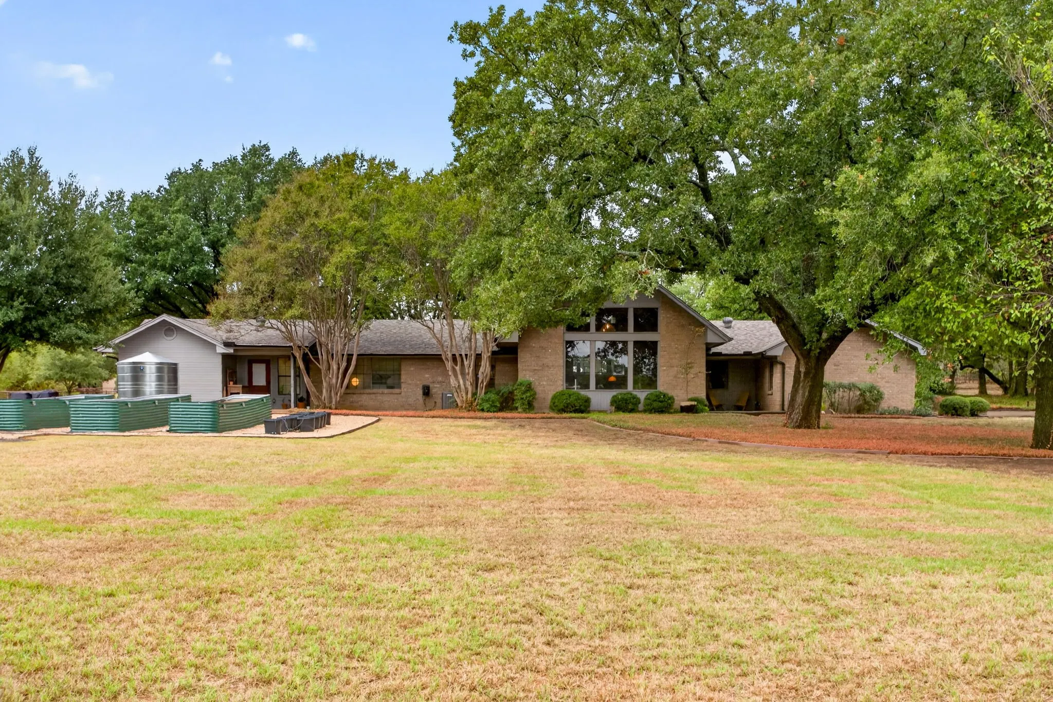 Single Family Residence For Sale in Johnson County , 9920 County Road 603, Burleson, Texas 76028, 3 Bedroom, 3 Bathroom, 2 Garage spaces, 2,571 Sqft, built in 1975, mls#21402671, Real Estate Agent in Burleson, Homes For Sale in Johnson county, Homes For Sale in Burleson, Realtor in Burleson Texas, Real Estate Brokerage Independent Realty Texas, Luminita Cordes Realtor