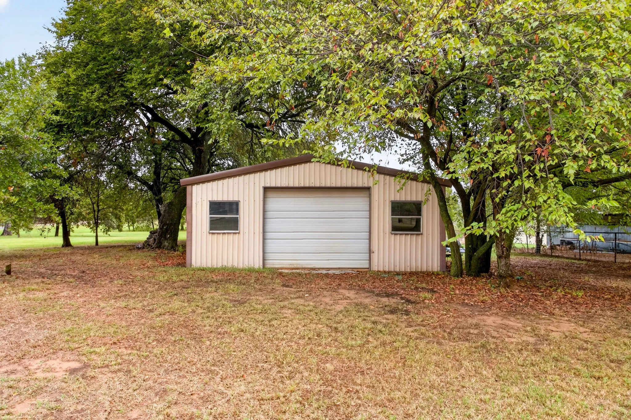 And THAT's an EXTRA 24 x 24 workshop, with open loafing areas on the side and at the rear...