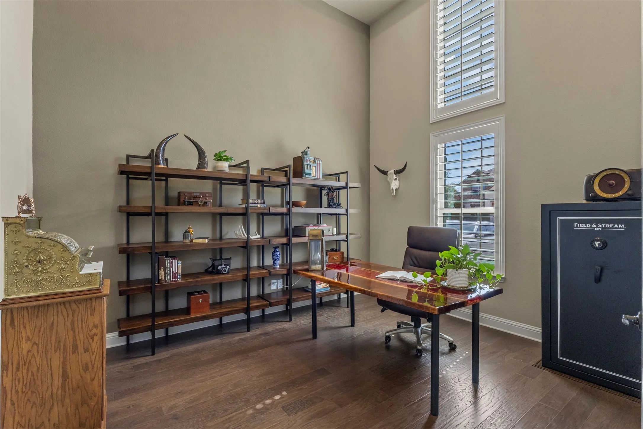 Single Family Residence For Sale in Collin County , 1611 Chisholm Trail, Prosper, Texas 75078, 4 Bedroom, 5 Bathroom, 3 Garage spaces, 4,640 Sqft, built in 2015, mls#21399917, Real Estate Agent in Prosper, Homes For Sale in Collin county, Homes For Sale in Prosper, Realtor in Prosper Texas, Real Estate Brokerage Independent Realty Texas, Luminita Cordes Realtor