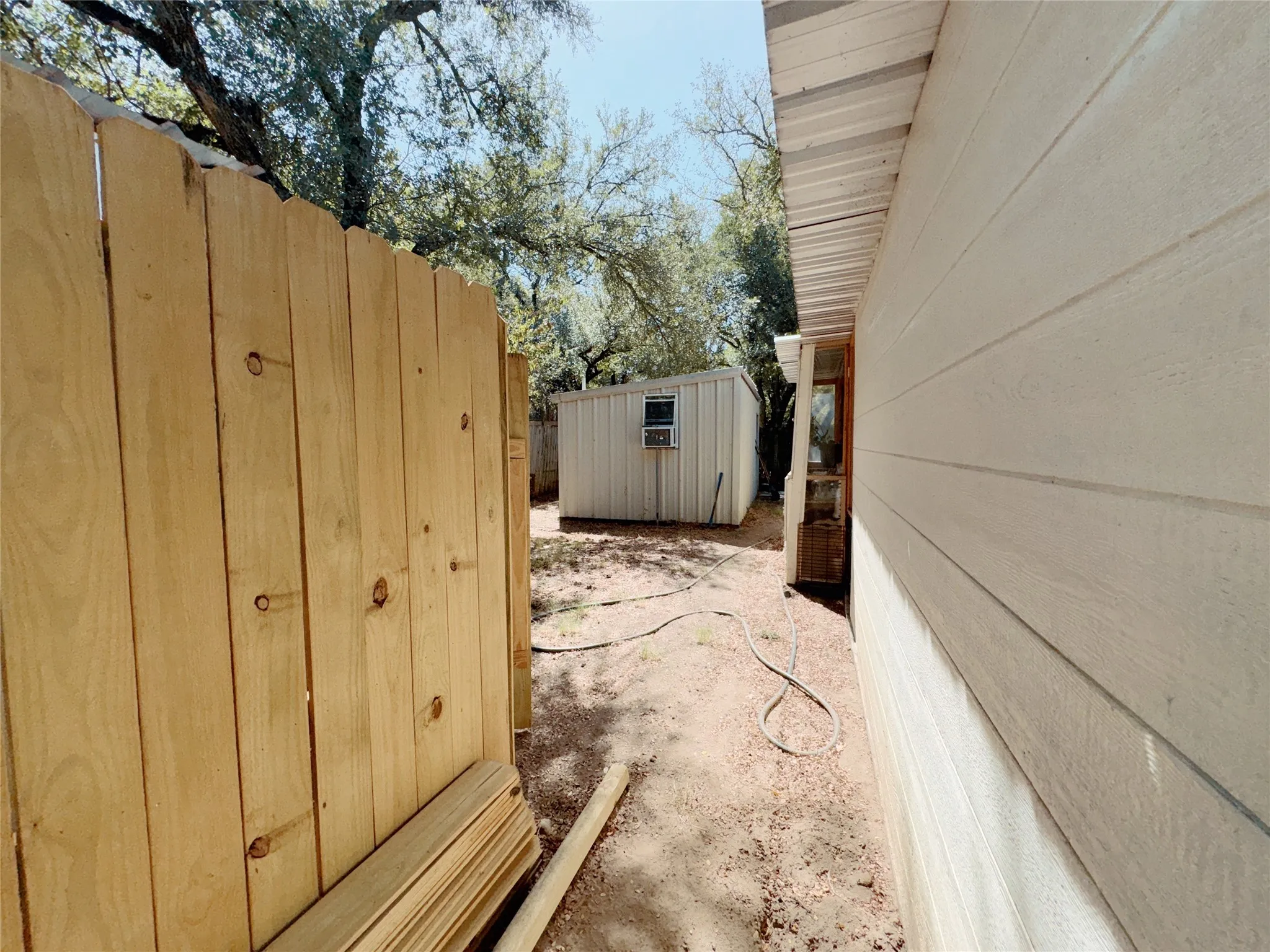 Single Family Residence For Rent in Hood County , 415 Mustang Trail, Granbury, Texas 76049, 4 Bedroom, 2 Bathroom, Garage spaces, 1,152 Sqft, built in 1984, mls#21400501, Real Estate Agent in Granbury, Homes For Rent in Hood county, Homes For Rent in Granbury, Realtor in Granbury Texas, Real Estate Brokerage Independent Realty Texas, Luminita Cordes Realtor
