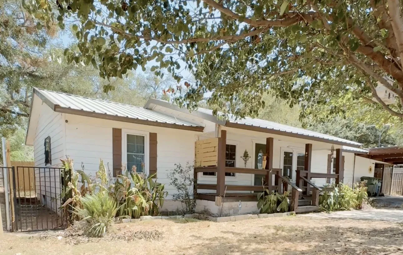 Single Family Residence For Rent in Hood County , 415 Mustang Trail, Granbury, Texas 76049, 4 Bedroom, 2 Bathroom, Garage spaces, 1,152 Sqft, built in 1984, mls#21400501, Real Estate Agent in Granbury, Homes For Rent in Hood county, Homes For Rent in Granbury, Realtor in Granbury Texas, Real Estate Brokerage Independent Realty Texas, Luminita Cordes Realtor