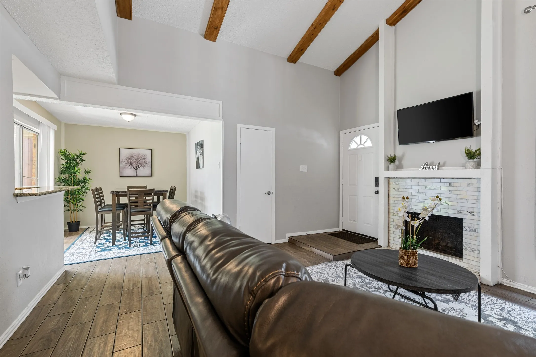 Townhouse For Rent in Dallas County , 2104 Via Balboa, Carrollton, Texas 75006, 3 Bedroom, 2 Bathroom, Garage spaces, 1,250 Sqft, built in 1973, mls#21402746, Real Estate Agent in Carrollton, Homes For Rent in Dallas county, Homes For Rent in Carrollton, Realtor in Carrollton Texas, Real Estate Brokerage Independent Realty Texas, Luminita Cordes Realtor