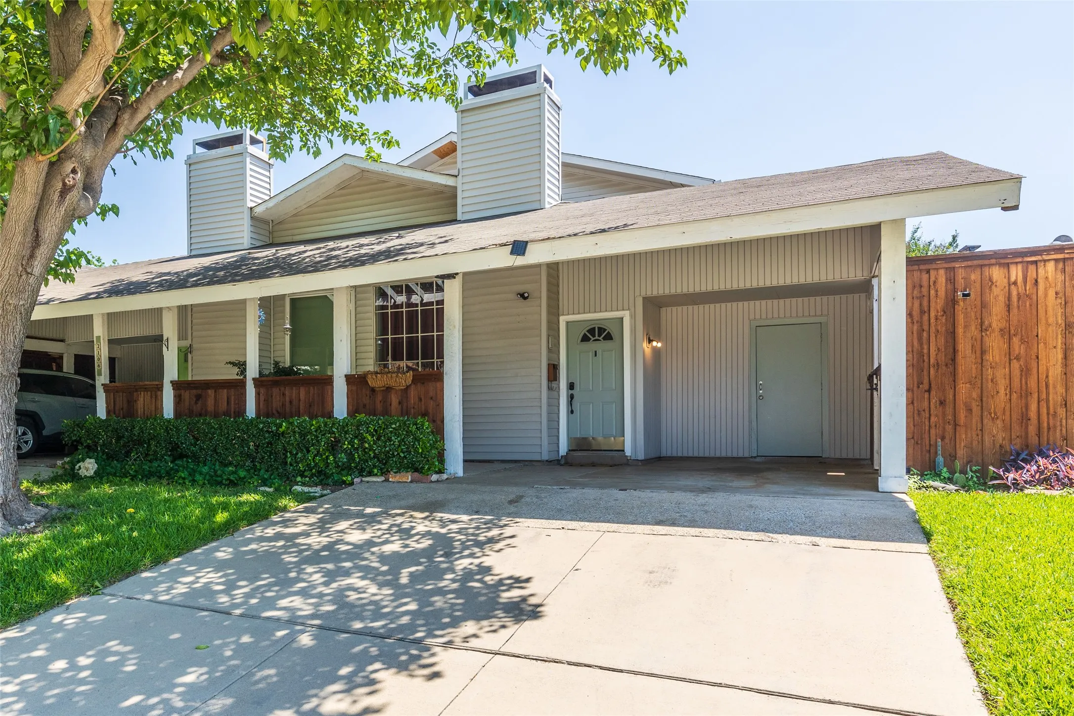Townhouse For Rent in Dallas County , 2104 Via Balboa, Carrollton, Texas 75006, 3 Bedroom, 2 Bathroom, Garage spaces, 1,250 Sqft, built in 1973, mls#21402746, Real Estate Agent in Carrollton, Homes For Rent in Dallas county, Homes For Rent in Carrollton, Realtor in Carrollton Texas, Real Estate Brokerage Independent Realty Texas, Luminita Cordes Realtor