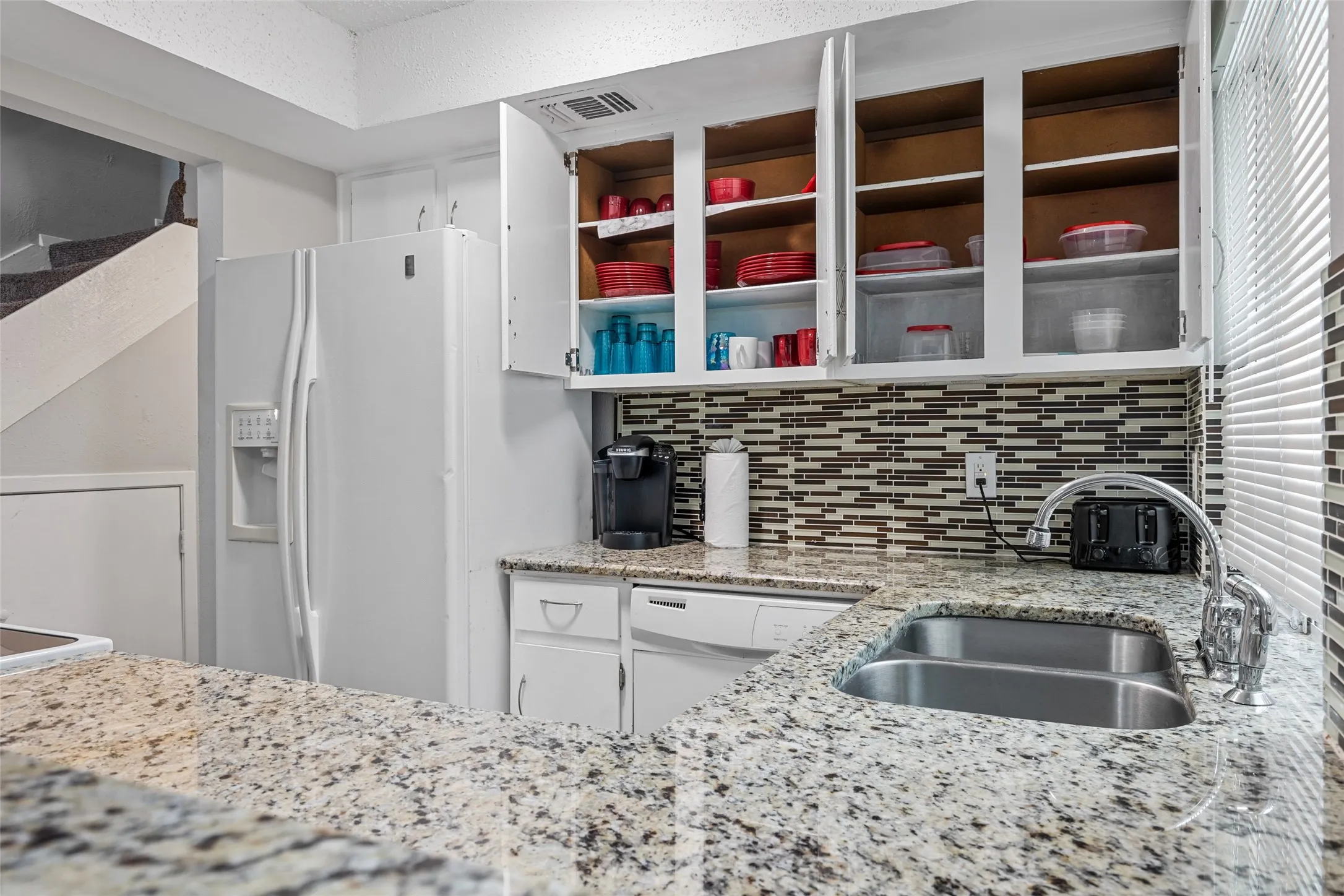 Townhouse For Rent in Dallas County , 2104 Via Balboa, Carrollton, Texas 75006, 3 Bedroom, 2 Bathroom, Garage spaces, 1,250 Sqft, built in 1973, mls#21402746, Real Estate Agent in Carrollton, Homes For Rent in Dallas county, Homes For Rent in Carrollton, Realtor in Carrollton Texas, Real Estate Brokerage Independent Realty Texas, Luminita Cordes Realtor