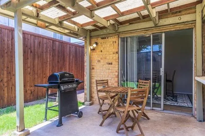Townhouse For Rent in Dallas County , 2104 Via Balboa, Carrollton, Texas 75006, 3 Bedroom, 2 Bathroom, Garage spaces, 1,250 Sqft, built in 1973, mls#21402746, Real Estate Agent in Carrollton, Homes For Rent in Dallas county, Homes For Rent in Carrollton, Realtor in Carrollton Texas, Real Estate Brokerage Independent Realty Texas, Luminita Cordes Realtor