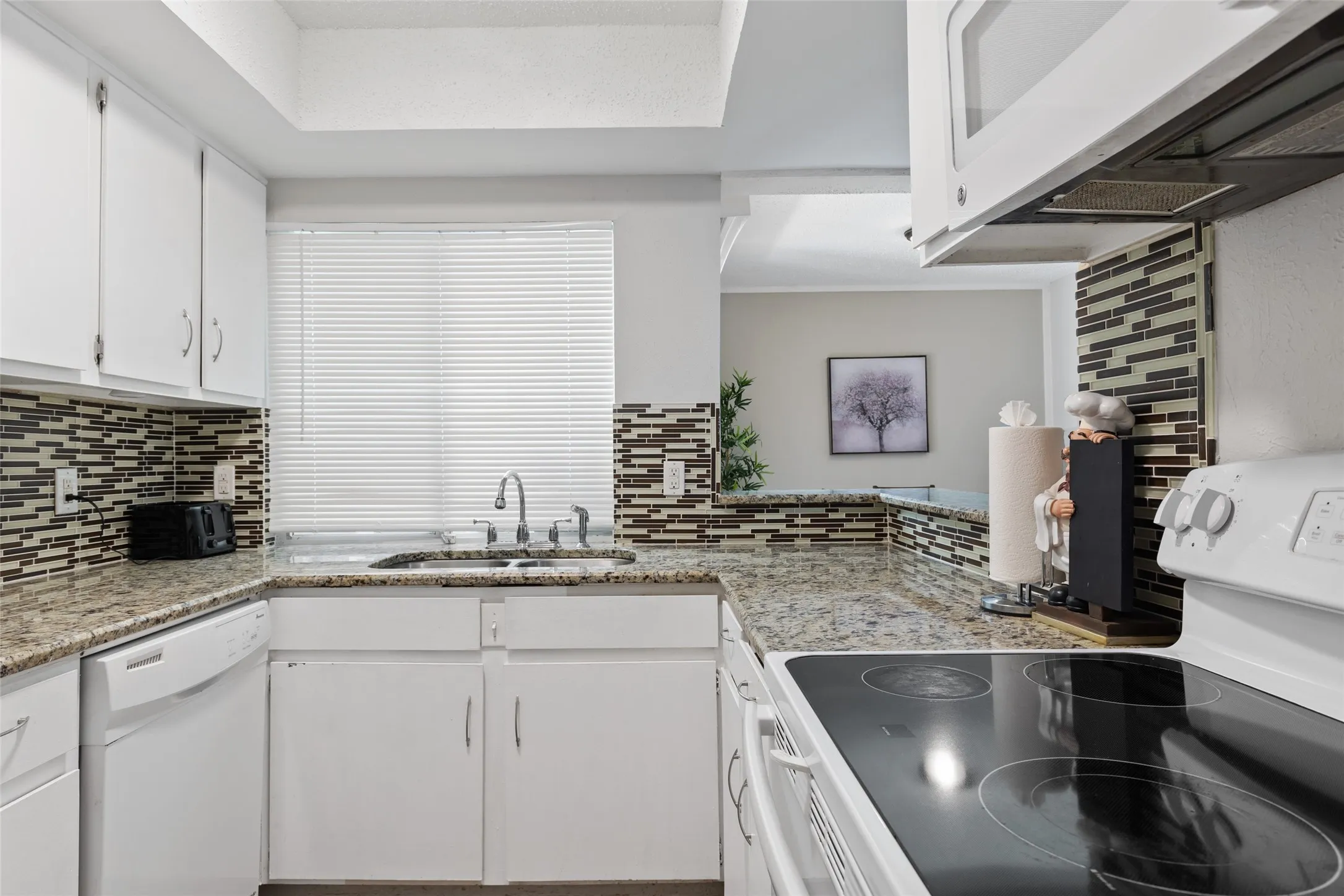 Townhouse For Rent in Dallas County , 2104 Via Balboa, Carrollton, Texas 75006, 3 Bedroom, 2 Bathroom, Garage spaces, 1,250 Sqft, built in 1973, mls#21402746, Real Estate Agent in Carrollton, Homes For Rent in Dallas county, Homes For Rent in Carrollton, Realtor in Carrollton Texas, Real Estate Brokerage Independent Realty Texas, Luminita Cordes Realtor