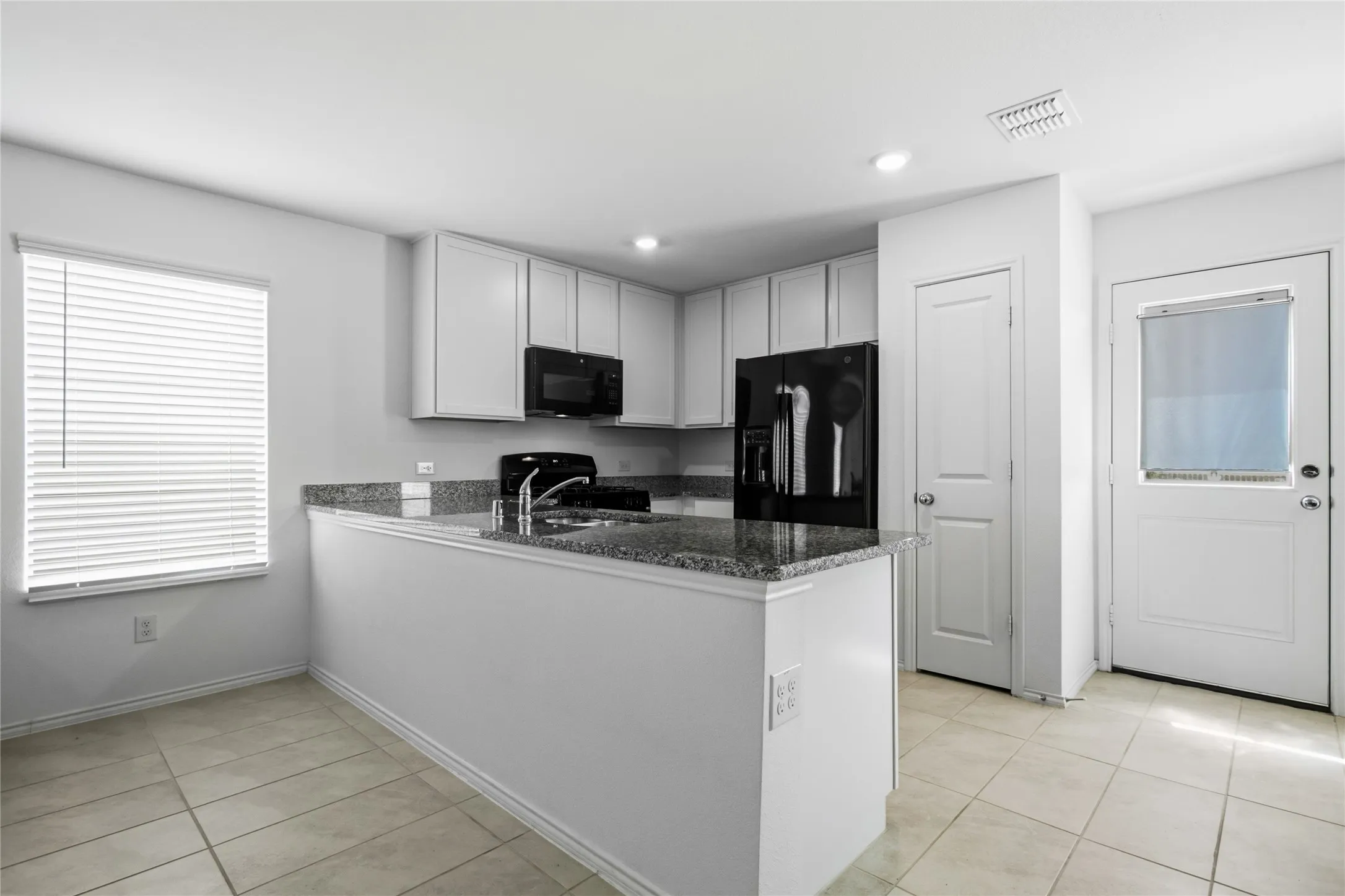 Single Family Residence For Rent in Tarrant County , 9609 Lightfoot Road, Fort Worth, Texas 76179, 3 Bedroom, 2 Bathroom, 2 Garage spaces, 1,255 Sqft, built in 2024, mls#21402758, Real Estate Agent in Fort Worth, Homes For Rent in Tarrant county, Homes For Rent in Fort Worth, Realtor in Fort Worth Texas, Real Estate Brokerage Independent Realty Texas, Luminita Cordes Realtor