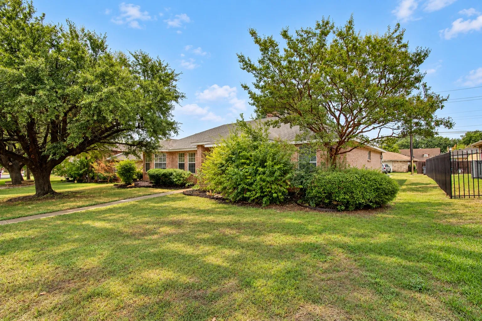 Single Family Residence For Sale in Dallas County , 2040 Garden Crest Lane, Dallas, Texas 75232, 3 Bedroom, 2 Bathroom, 2 Garage spaces, 1,586 Sqft, built in 1994, mls#21401820, Real Estate Agent in Dallas, Homes For Sale in Dallas county, Homes For Sale in Dallas, Realtor in Dallas Texas, Real Estate Brokerage Independent Realty Texas, Luminita Cordes Realtor