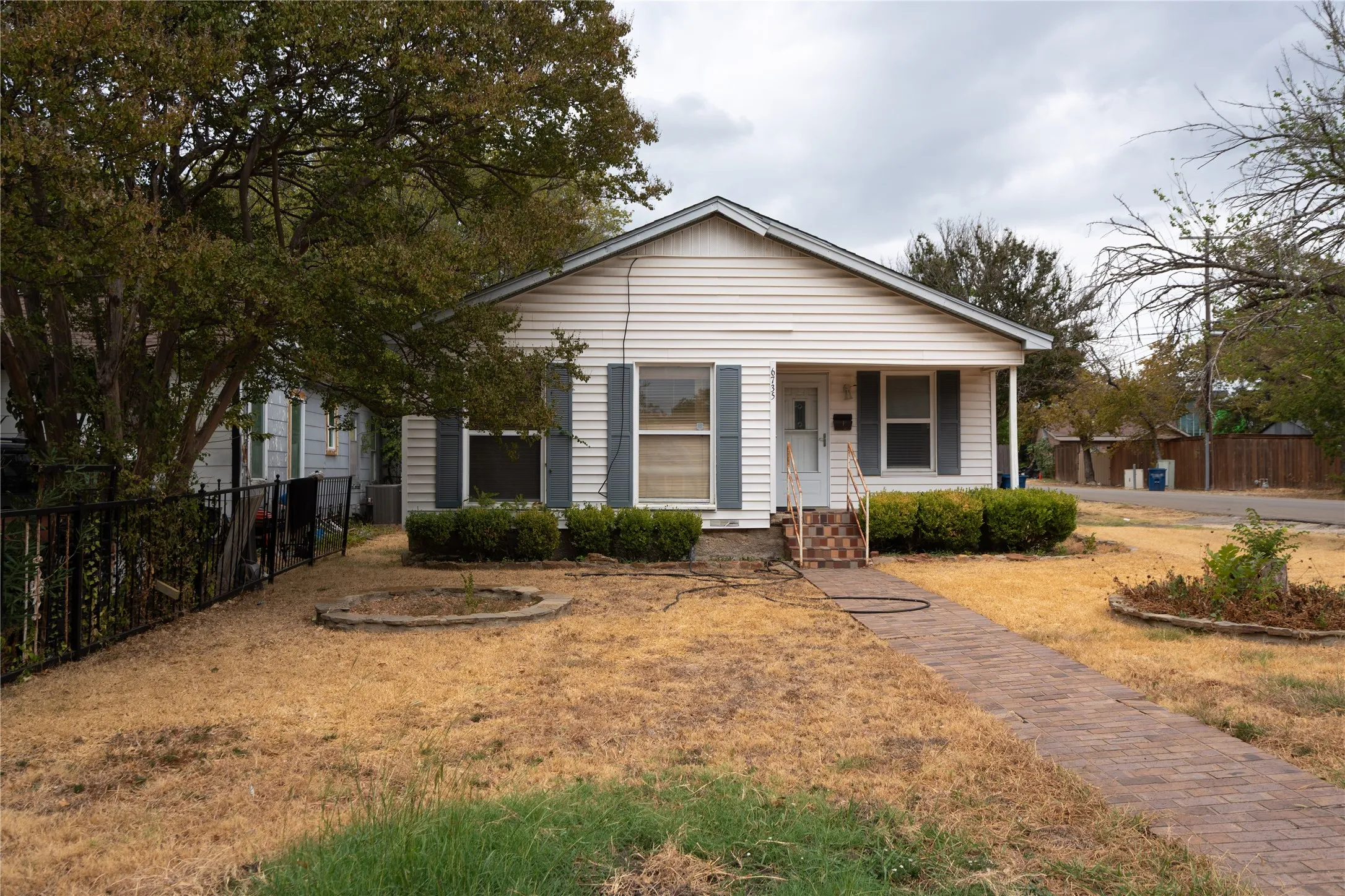 Single Family Residence For Sale in Dallas County , 6735 Woodard Avenue, Dallas, Texas 75227, 3 Bedroom, 2 Bathroom, Garage spaces, 1,411 Sqft, built in 1950, mls#21402386, Real Estate Agent in Dallas, Homes For Sale in Dallas county, Homes For Sale in Dallas, Realtor in Dallas Texas, Real Estate Brokerage Independent Realty Texas, Luminita Cordes Realtor