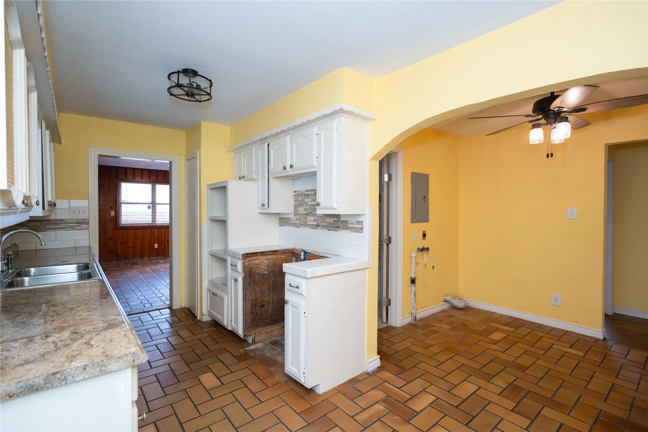 Single Family Residence For Sale in Dallas County , 6735 Woodard Avenue, Dallas, Texas 75227, 3 Bedroom, 2 Bathroom, Garage spaces, 1,411 Sqft, built in 1950, mls#21402386, Real Estate Agent in Dallas, Homes For Sale in Dallas county, Homes For Sale in Dallas, Realtor in Dallas Texas, Real Estate Brokerage Independent Realty Texas, Luminita Cordes Realtor