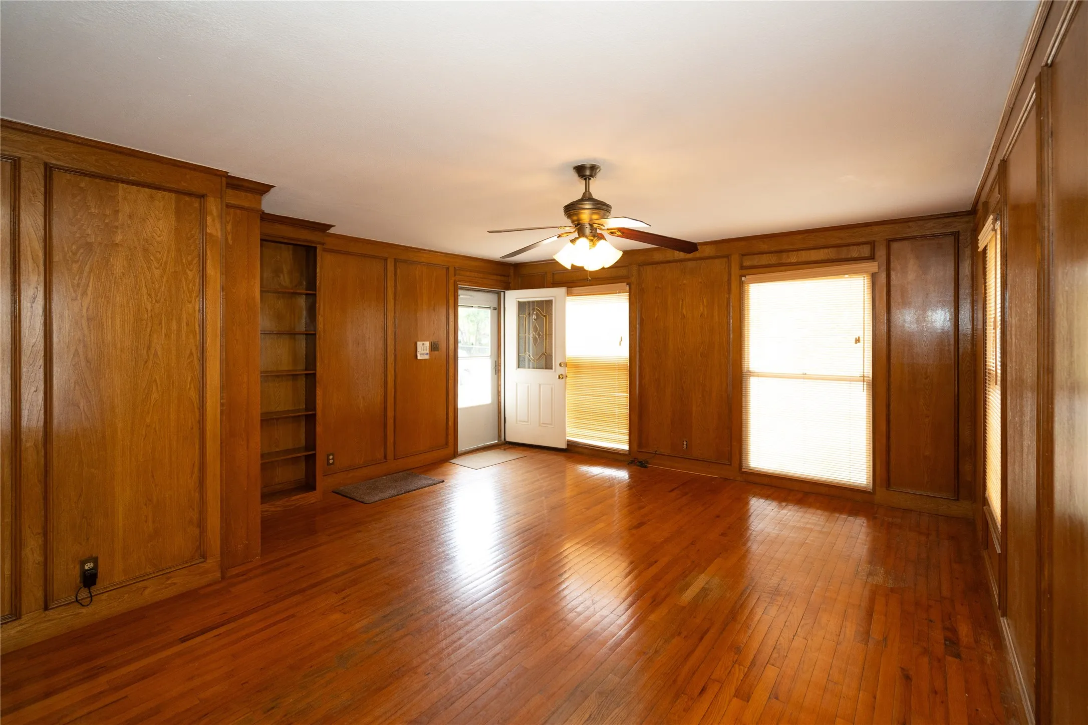 Single Family Residence For Sale in Dallas County , 6735 Woodard Avenue, Dallas, Texas 75227, 3 Bedroom, 2 Bathroom, Garage spaces, 1,411 Sqft, built in 1950, mls#21402386, Real Estate Agent in Dallas, Homes For Sale in Dallas county, Homes For Sale in Dallas, Realtor in Dallas Texas, Real Estate Brokerage Independent Realty Texas, Luminita Cordes Realtor