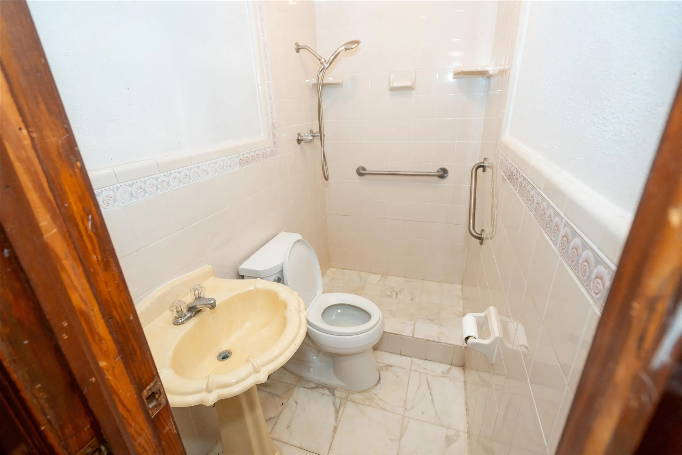 Single Family Residence For Sale in Dallas County , 6735 Woodard Avenue, Dallas, Texas 75227, 3 Bedroom, 2 Bathroom, Garage spaces, 1,411 Sqft, built in 1950, mls#21402386, Real Estate Agent in Dallas, Homes For Sale in Dallas county, Homes For Sale in Dallas, Realtor in Dallas Texas, Real Estate Brokerage Independent Realty Texas, Luminita Cordes Realtor