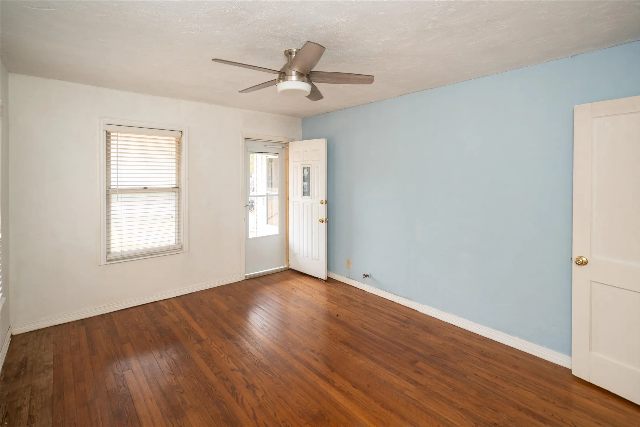 Single Family Residence For Sale in Dallas County , 6735 Woodard Avenue, Dallas, Texas 75227, 3 Bedroom, 2 Bathroom, Garage spaces, 1,411 Sqft, built in 1950, mls#21402386, Real Estate Agent in Dallas, Homes For Sale in Dallas county, Homes For Sale in Dallas, Realtor in Dallas Texas, Real Estate Brokerage Independent Realty Texas, Luminita Cordes Realtor