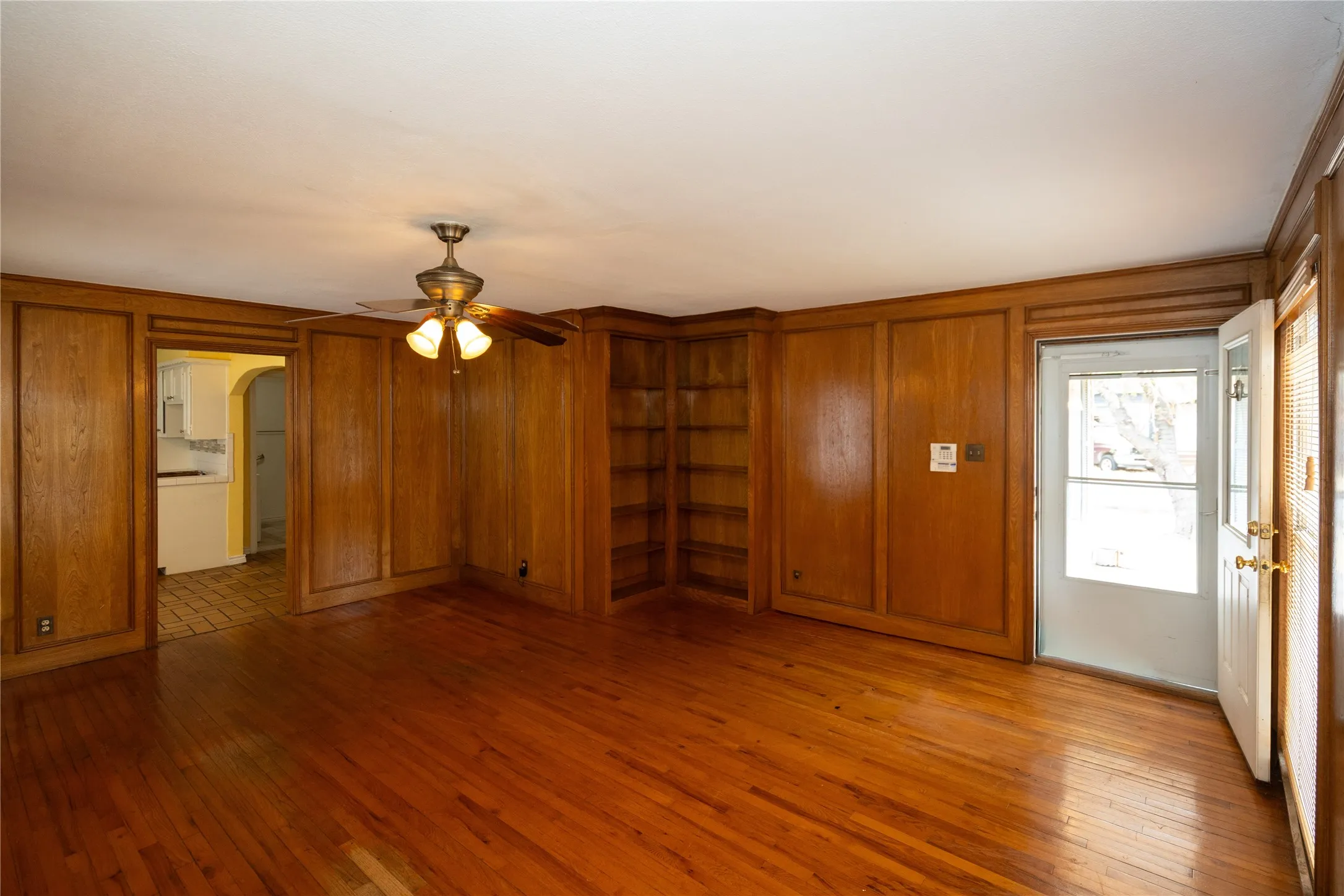 Single Family Residence For Sale in Dallas County , 6735 Woodard Avenue, Dallas, Texas 75227, 3 Bedroom, 2 Bathroom, Garage spaces, 1,411 Sqft, built in 1950, mls#21402386, Real Estate Agent in Dallas, Homes For Sale in Dallas county, Homes For Sale in Dallas, Realtor in Dallas Texas, Real Estate Brokerage Independent Realty Texas, Luminita Cordes Realtor