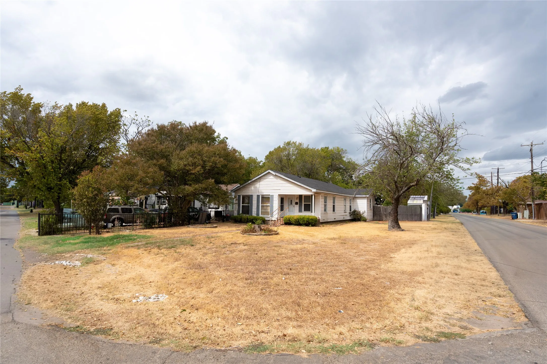 Single Family Residence For Sale in Dallas County , 6735 Woodard Avenue, Dallas, Texas 75227, 3 Bedroom, 2 Bathroom, Garage spaces, 1,411 Sqft, built in 1950, mls#21402386, Real Estate Agent in Dallas, Homes For Sale in Dallas county, Homes For Sale in Dallas, Realtor in Dallas Texas, Real Estate Brokerage Independent Realty Texas, Luminita Cordes Realtor