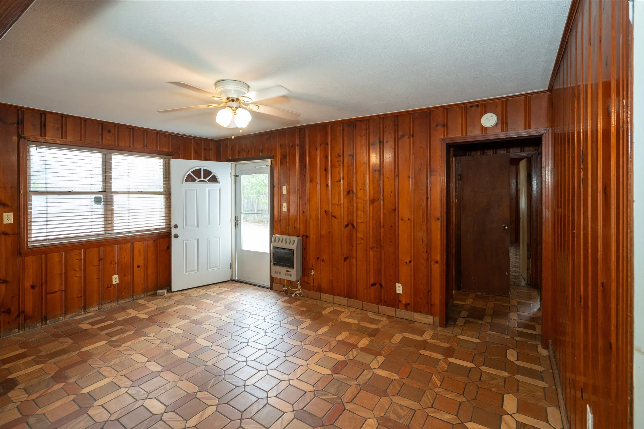 Single Family Residence For Sale in Dallas County , 6735 Woodard Avenue, Dallas, Texas 75227, 3 Bedroom, 2 Bathroom, Garage spaces, 1,411 Sqft, built in 1950, mls#21402386, Real Estate Agent in Dallas, Homes For Sale in Dallas county, Homes For Sale in Dallas, Realtor in Dallas Texas, Real Estate Brokerage Independent Realty Texas, Luminita Cordes Realtor