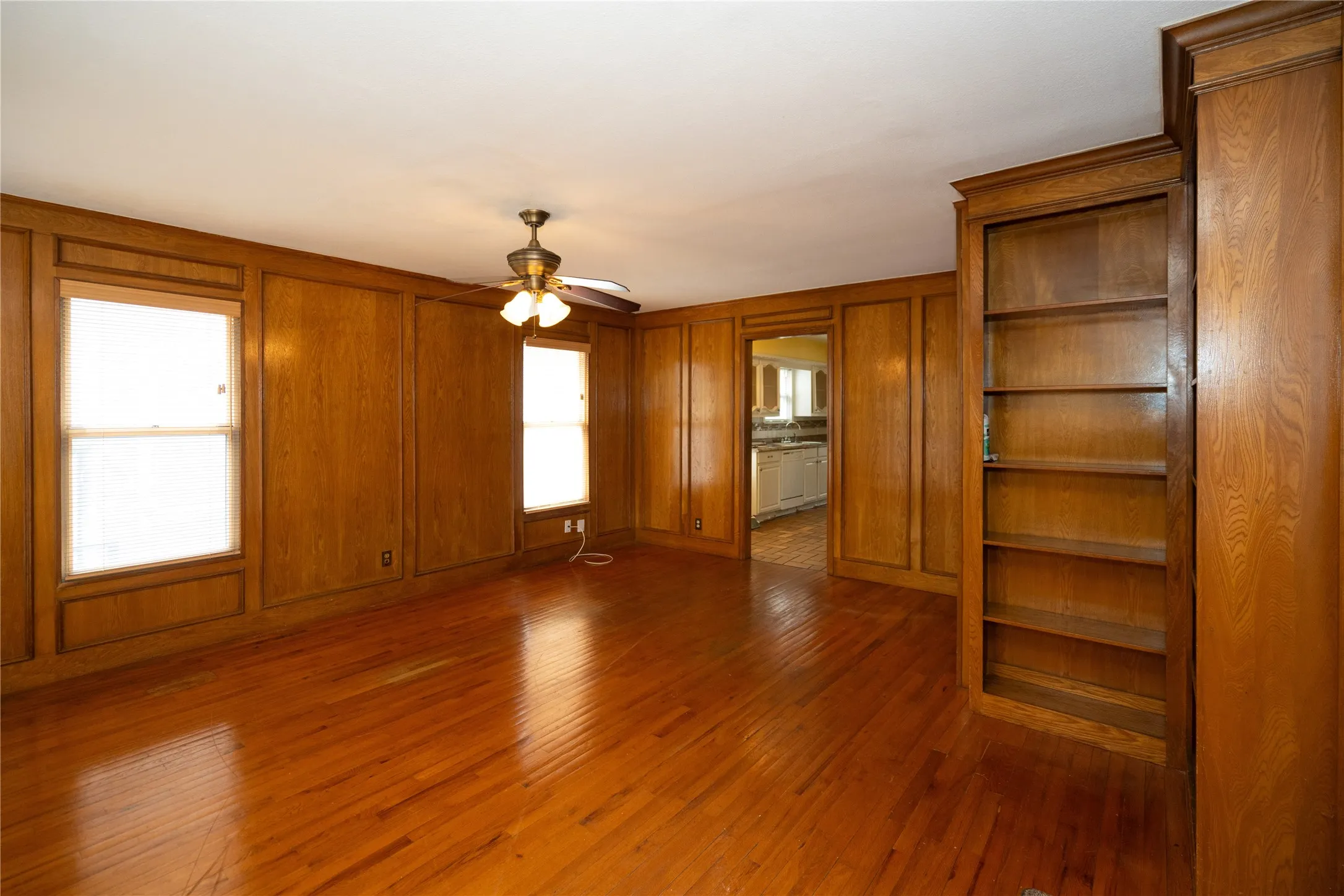 Single Family Residence For Sale in Dallas County , 6735 Woodard Avenue, Dallas, Texas 75227, 3 Bedroom, 2 Bathroom, Garage spaces, 1,411 Sqft, built in 1950, mls#21402386, Real Estate Agent in Dallas, Homes For Sale in Dallas county, Homes For Sale in Dallas, Realtor in Dallas Texas, Real Estate Brokerage Independent Realty Texas, Luminita Cordes Realtor